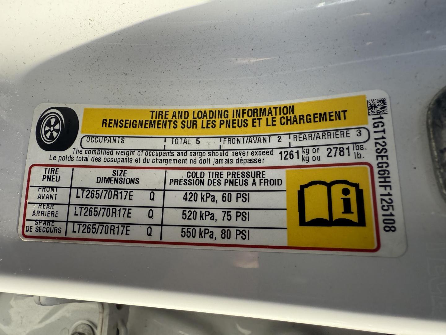 2017 White /Black GMC Sierra 2500HD SLE Crew Cab 4WD (1GT12SEG6HF) with an 6.0L V8 OHV 16V FFV engine, Automatic transmission, located at 11115 Chardon Rd. , Chardon, OH, 44024, (440) 214-9705, 41.580246, -81.241943 - Photo#24