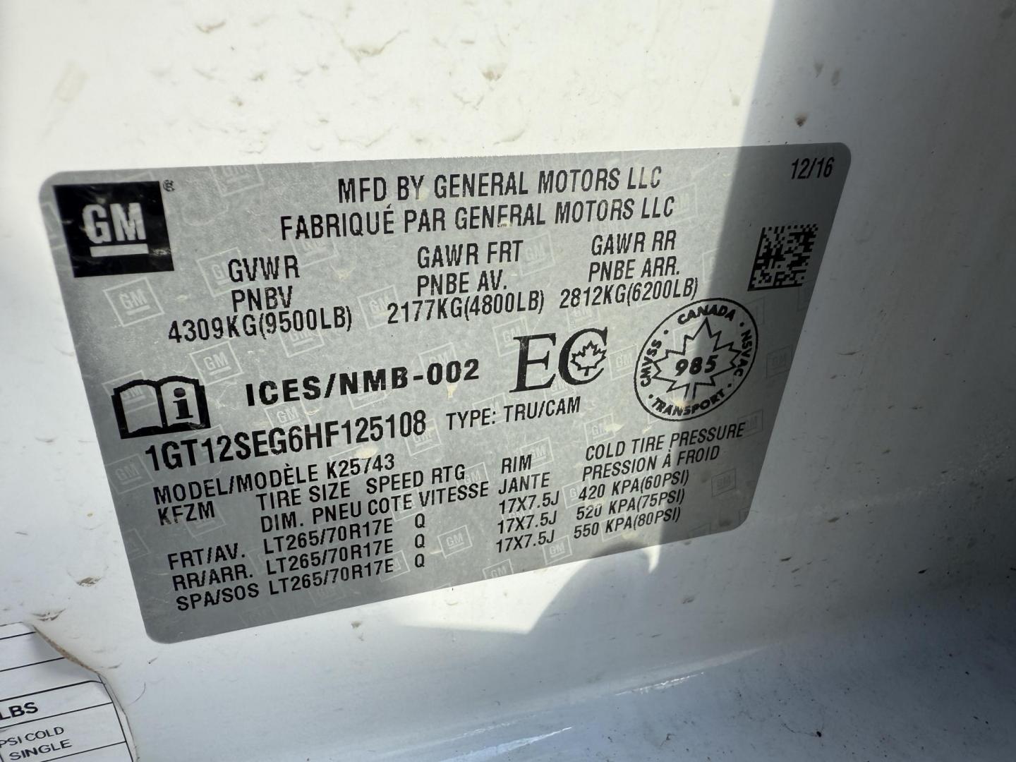 2017 White /Black GMC Sierra 2500HD SLE Crew Cab 4WD (1GT12SEG6HF) with an 6.0L V8 OHV 16V FFV engine, Automatic transmission, located at 11115 Chardon Rd. , Chardon, OH, 44024, (440) 214-9705, 41.580246, -81.241943 - Photo#25