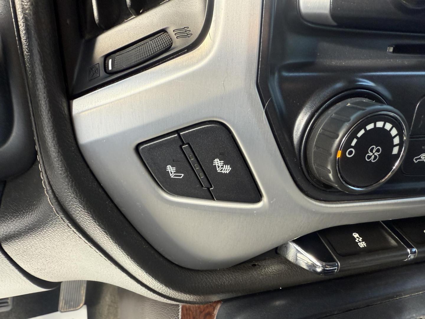 2017 White /Black GMC Sierra 2500HD SLE Crew Cab 4WD (1GT12SEG6HF) with an 6.0L V8 OHV 16V FFV engine, Automatic transmission, located at 11115 Chardon Rd. , Chardon, OH, 44024, (440) 214-9705, 41.580246, -81.241943 - Photo#35