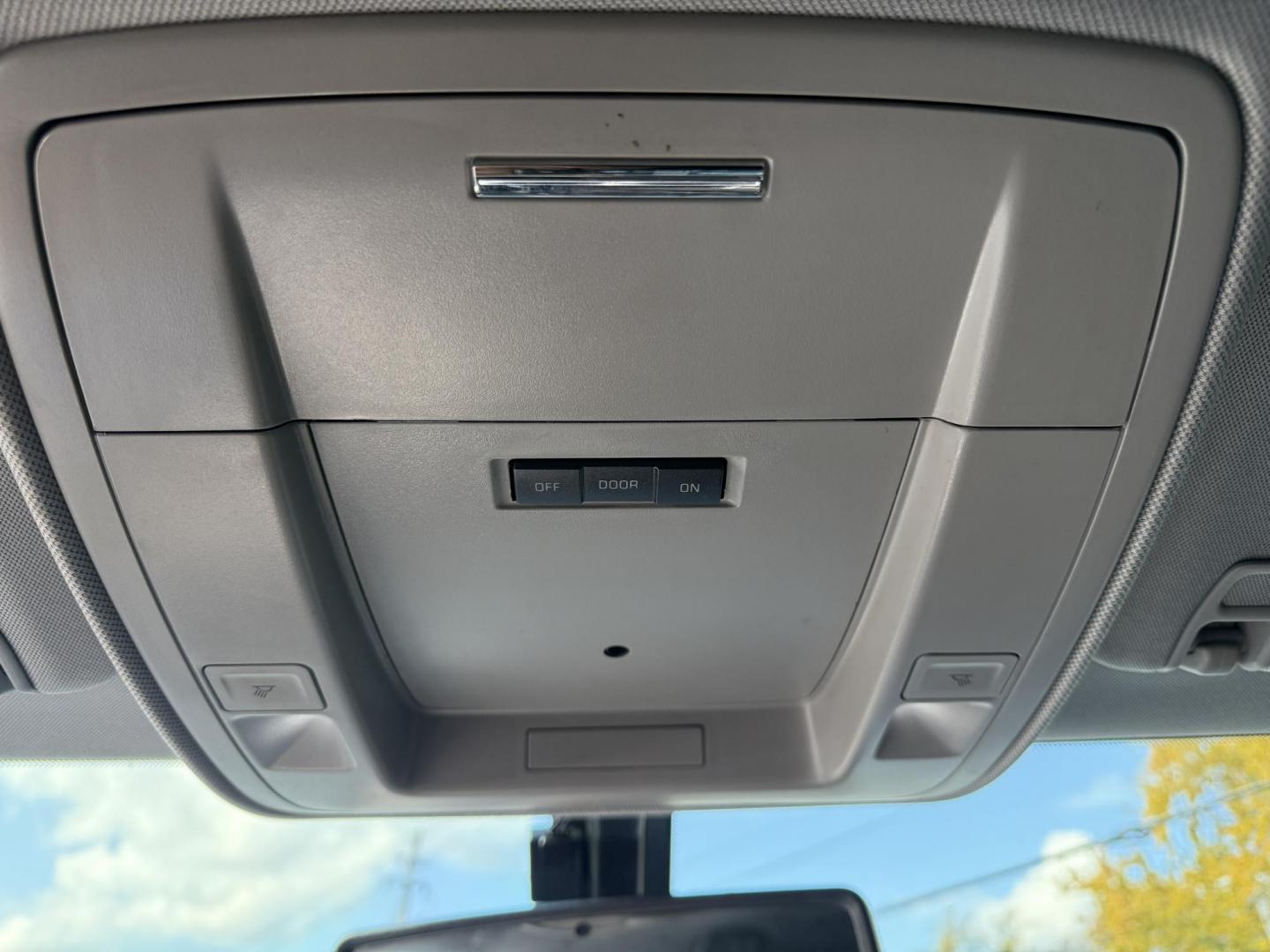 2017 White /Black GMC Sierra 2500HD SLE Crew Cab 4WD (1GT12SEG6HF) with an 6.0L V8 OHV 16V FFV engine, Automatic transmission, located at 11115 Chardon Rd. , Chardon, OH, 44024, (440) 214-9705, 41.580246, -81.241943 - Photo#38