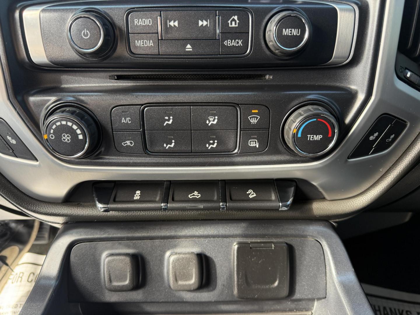 2017 White /Black GMC Sierra 2500HD SLE Crew Cab 4WD (1GT12SEG6HF) with an 6.0L V8 OHV 16V FFV engine, Automatic transmission, located at 11115 Chardon Rd. , Chardon, OH, 44024, (440) 214-9705, 41.580246, -81.241943 - Photo#36