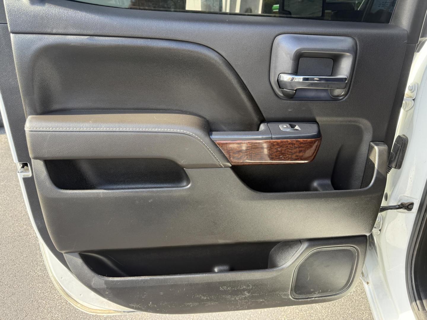 2017 White /Black GMC Sierra 2500HD SLE Crew Cab 4WD (1GT12SEG6HF) with an 6.0L V8 OHV 16V FFV engine, Automatic transmission, located at 11115 Chardon Rd. , Chardon, OH, 44024, (440) 214-9705, 41.580246, -81.241943 - Photo#41