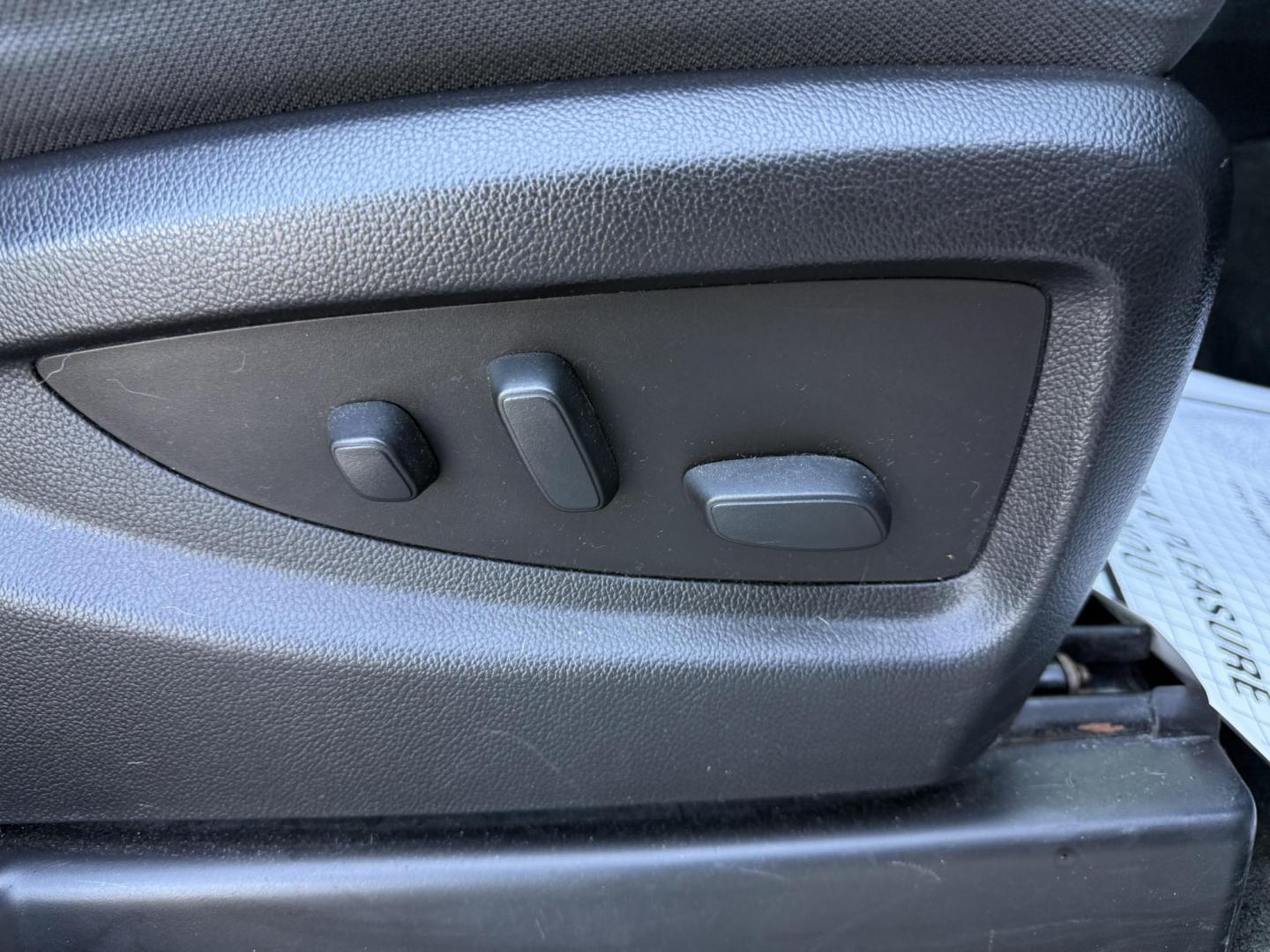 2017 White /Black GMC Sierra 2500HD SLE Crew Cab 4WD (1GT12SEG6HF) with an 6.0L V8 OHV 16V FFV engine, Automatic transmission, located at 11115 Chardon Rd. , Chardon, OH, 44024, (440) 214-9705, 41.580246, -81.241943 - Photo#47