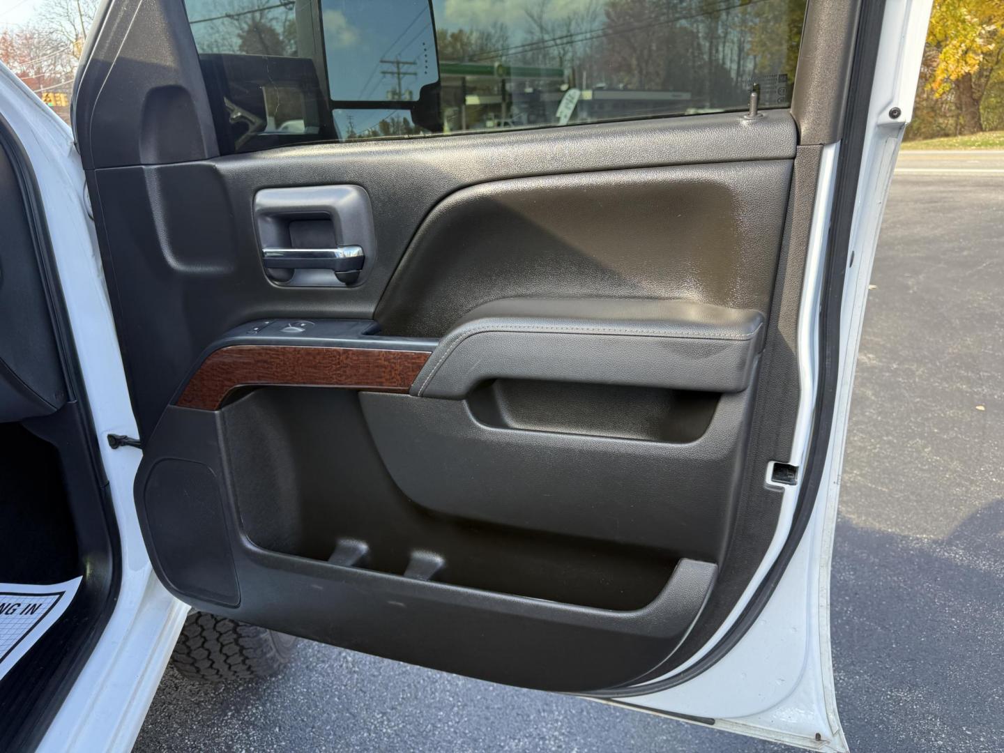 2017 White /Black GMC Sierra 2500HD SLE Crew Cab 4WD (1GT12SEG6HF) with an 6.0L V8 OHV 16V FFV engine, Automatic transmission, located at 11115 Chardon Rd. , Chardon, OH, 44024, (440) 214-9705, 41.580246, -81.241943 - Photo#53