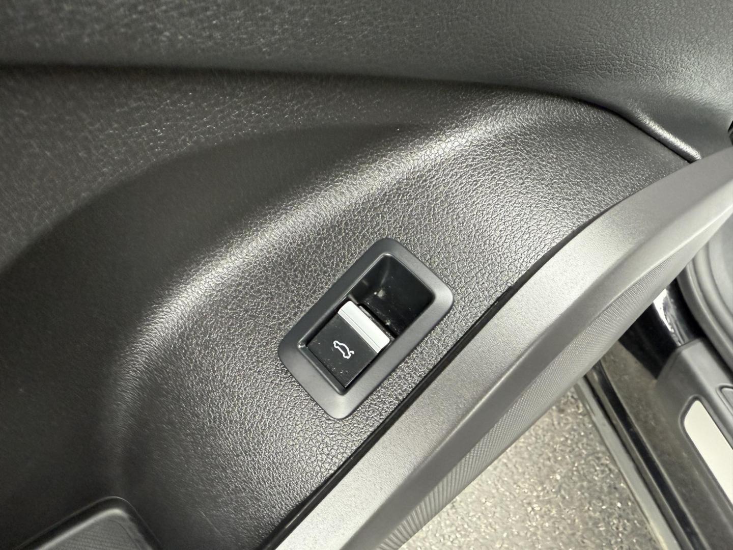 2018 Black /Black Audi Q5 2.0T Premium Plus quattro (WA1BNAFYXJ2) with an 2.0L I4 DOHC 16V Turbo engine, Automatic transmission, located at 11115 Chardon Rd. , Chardon, OH, 44024, (440) 214-9705, 41.580246, -81.241943 - One Owner – 2018 Audi Q5 Premium Plus – Luxury, Performance, and Technology in Perfect Harmony Experience the ultimate in luxury and versatility with this 2018 Audi Q5 Premium Plus. Powered by a spirited 2.0L Turbocharged I4 engine and equipped with Audi’s renowned Quattro all-wheel drive s - Photo#19