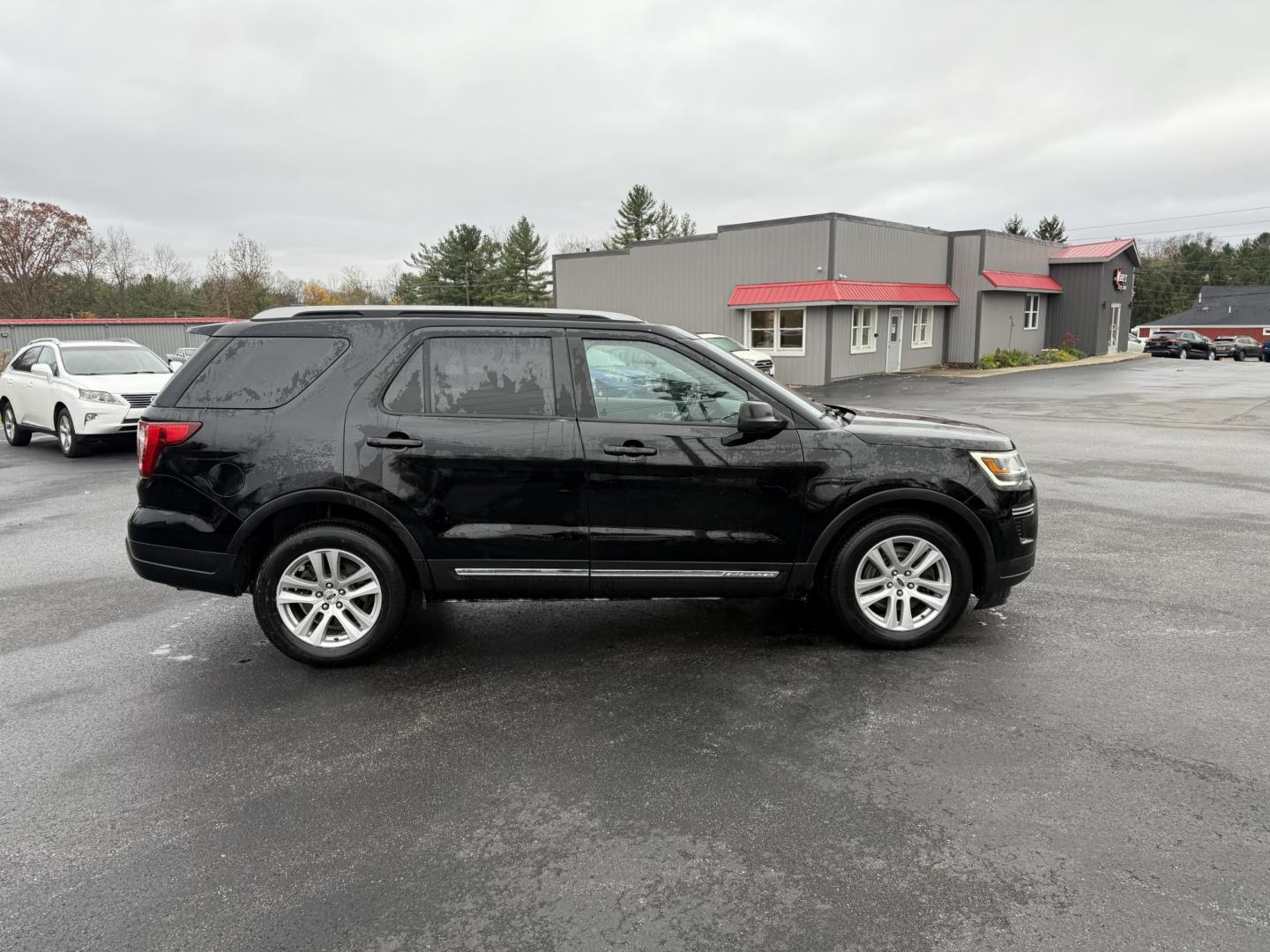 2018 Black /Black Ford Explorer XLT 4WD (1FM5K8D80JG) with an 3.5L V6 DOHC 24V engine, Automatic transmission, located at 11115 Chardon Rd. , Chardon, OH, 44024, (440) 214-9705, 41.580246, -81.241943 - 2018 Ford Explorer XLT 4WD – Versatile, Comfortable, and Ready for Adventure Experience the perfect combination of capability, comfort, and practicality with this 2018 Ford Explorer XLT 4WD. Powered by a reliable 3.5L V6 engine and paired with a smooth 6-speed automatic transmission, this SUV o - Photo#5