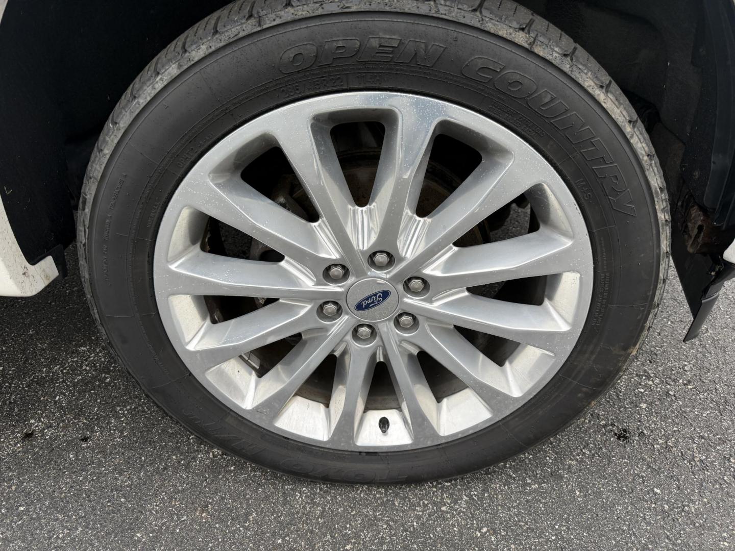 2018 White /Blue Ford F-150 Limited SuperCrew 5.5-ft. Bed 4WD (1FTEW1EG0JF) with an 3.5L V6 Twin Turbo engine, Automatic transmission, located at 11115 Chardon Rd. , Chardon, OH, 44024, (440) 214-9705, 41.580246, -81.241943 - 2018 Ford F-150 Limited Crew Cab 4WD – Luxury, Power, and Unmatched Capability Experience the ultimate in pickup truck luxury and performance with this 2018 Ford F-150 Limited Crew Cab 4WD. Powered by a robust 3.5L Twin Turbo EcoBoost V6 engine and paired with a 10-speed automatic transmission, - Photo#4