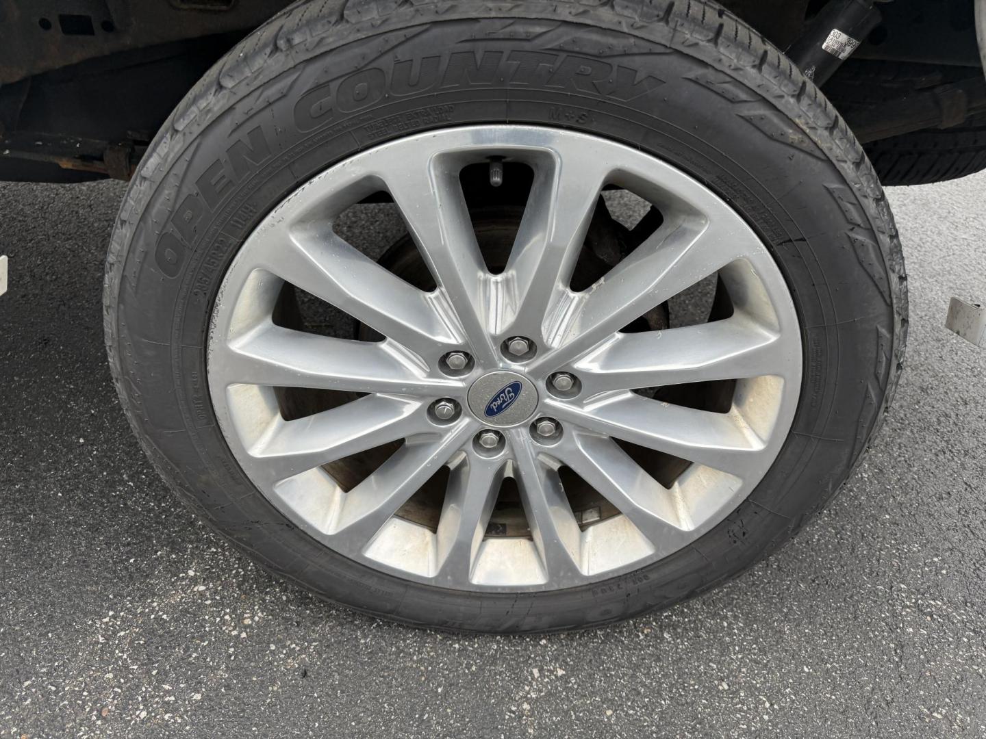 2018 White /Blue Ford F-150 Limited SuperCrew 5.5-ft. Bed 4WD (1FTEW1EG0JF) with an 3.5L V6 Twin Turbo engine, Automatic transmission, located at 11115 Chardon Rd. , Chardon, OH, 44024, (440) 214-9705, 41.580246, -81.241943 - 2018 Ford F-150 Limited Crew Cab 4WD – Luxury, Power, and Unmatched Capability Experience the ultimate in pickup truck luxury and performance with this 2018 Ford F-150 Limited Crew Cab 4WD. Powered by a robust 3.5L Twin Turbo EcoBoost V6 engine and paired with a 10-speed automatic transmission, - Photo#14