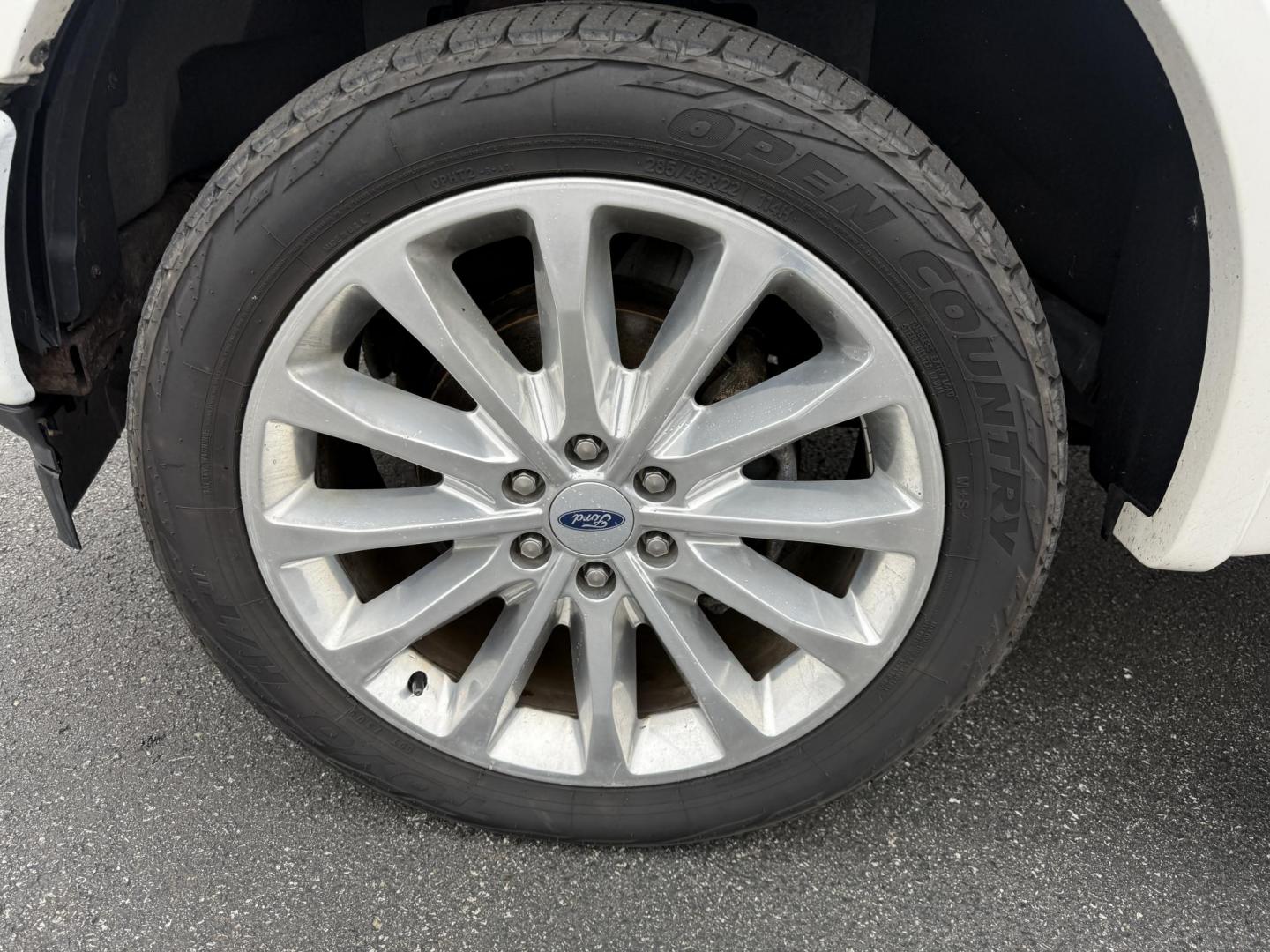 2018 White /Blue Ford F-150 Limited SuperCrew 5.5-ft. Bed 4WD (1FTEW1EG0JF) with an 3.5L V6 Twin Turbo engine, Automatic transmission, located at 11115 Chardon Rd. , Chardon, OH, 44024, (440) 214-9705, 41.580246, -81.241943 - 2018 Ford F-150 Limited Crew Cab 4WD – Luxury, Power, and Unmatched Capability Experience the ultimate in pickup truck luxury and performance with this 2018 Ford F-150 Limited Crew Cab 4WD. Powered by a robust 3.5L Twin Turbo EcoBoost V6 engine and paired with a 10-speed automatic transmission, - Photo#17