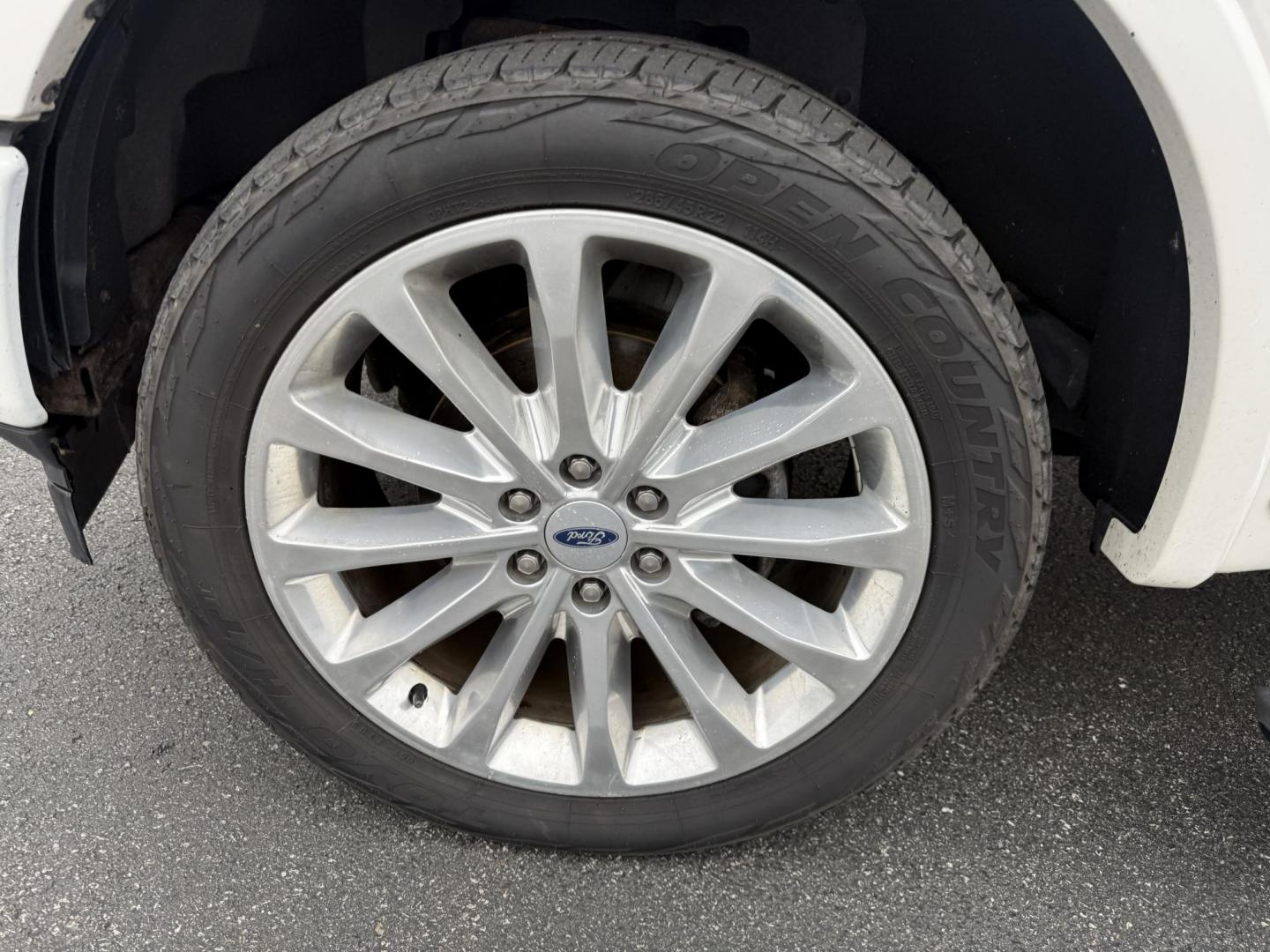 2018 White /Blue Ford F-150 Limited SuperCrew 5.5-ft. Bed 4WD (1FTEW1EG0JF) with an 3.5L V6 Twin Turbo engine, Automatic transmission, located at 11115 Chardon Rd. , Chardon, OH, 44024, (440) 214-9705, 41.580246, -81.241943 - 2018 Ford F-150 Limited Crew Cab 4WD – Luxury, Power, and Unmatched Capability Experience the ultimate in pickup truck luxury and performance with this 2018 Ford F-150 Limited Crew Cab 4WD. Powered by a robust 3.5L Twin Turbo EcoBoost V6 engine and paired with a 10-speed automatic transmission, - Photo#18