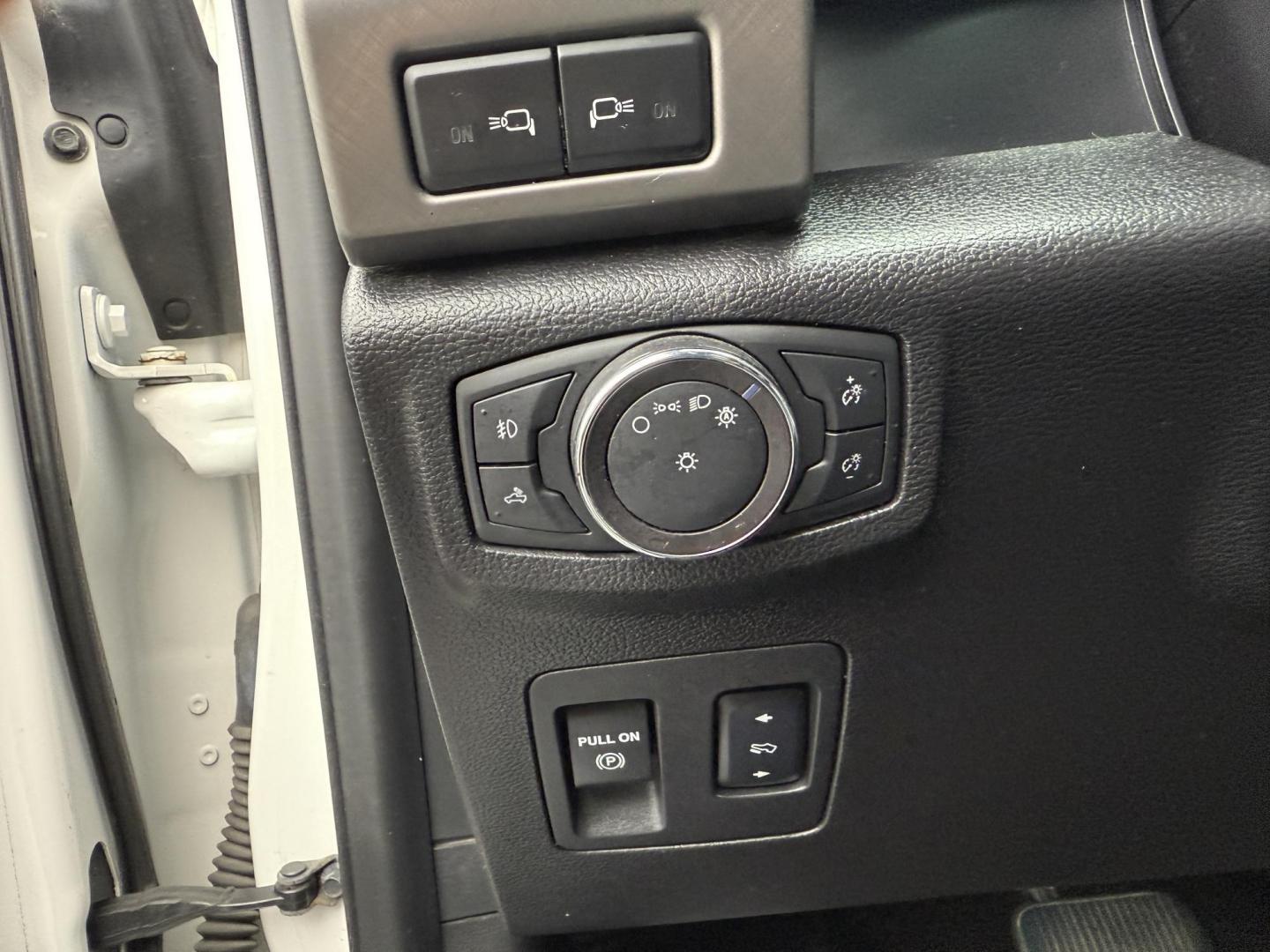 2018 White /Blue Ford F-150 Limited SuperCrew 5.5-ft. Bed 4WD (1FTEW1EG0JF) with an 3.5L V6 Twin Turbo engine, Automatic transmission, located at 11115 Chardon Rd. , Chardon, OH, 44024, (440) 214-9705, 41.580246, -81.241943 - 2018 Ford F-150 Limited Crew Cab 4WD – Luxury, Power, and Unmatched Capability Experience the ultimate in pickup truck luxury and performance with this 2018 Ford F-150 Limited Crew Cab 4WD. Powered by a robust 3.5L Twin Turbo EcoBoost V6 engine and paired with a 10-speed automatic transmission, - Photo#24