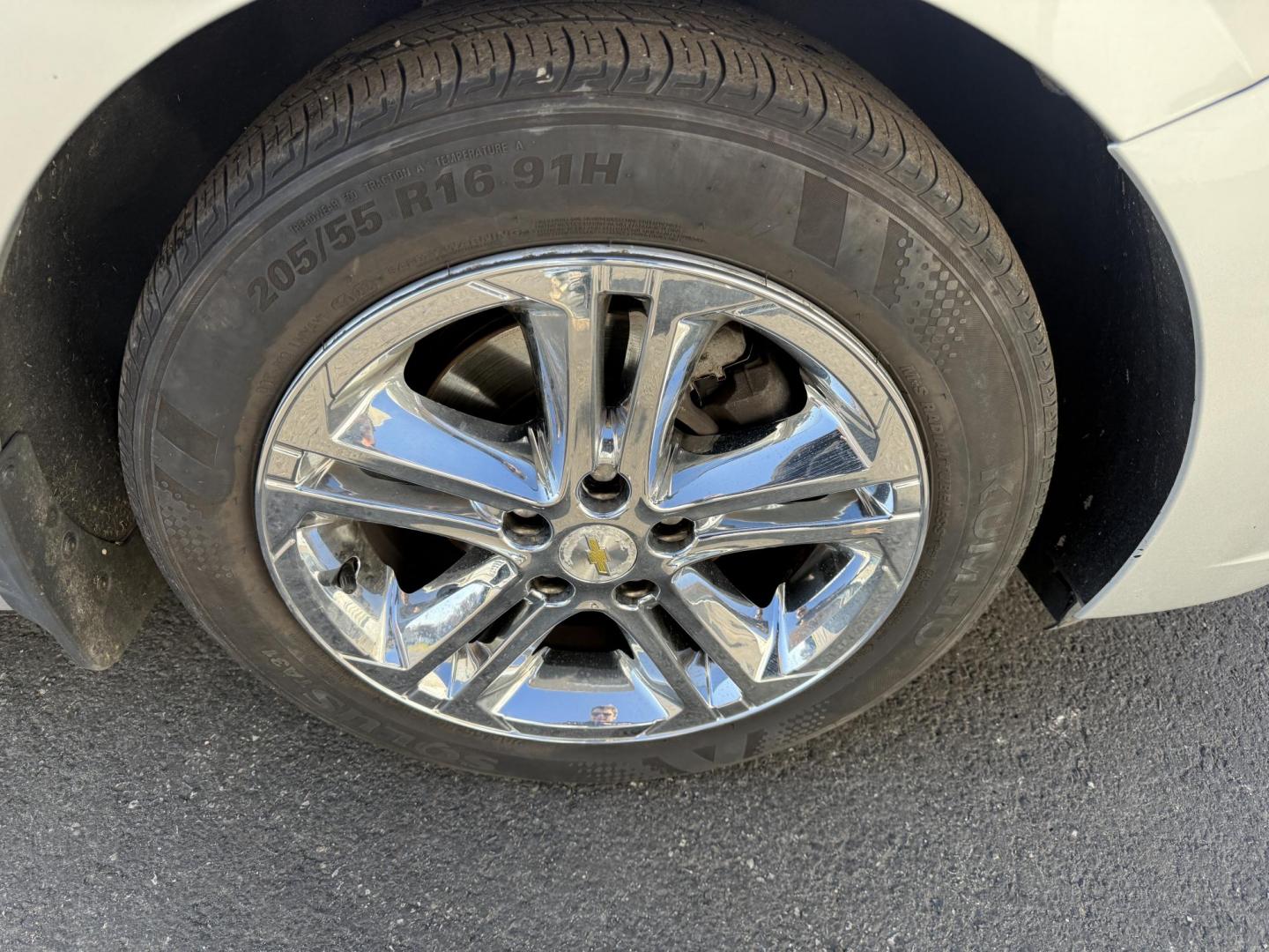 2016 Silver /Black Chevrolet Cruze LT Auto (1G1BE5SM8G7) with an 1.4L I4 DOHC 16V TURBO engine, Automatic transmission, located at 547 E. Main St., Orwell, OH, 44076, (440) 437-5893, 41.535435, -80.847855 - 2016 Chevrolet Cruze LT – Efficient, Comfortable, and Loaded with Features Drive smart and save big with this 2016 Chevrolet Cruze LT. Powered by a fuel-efficient 1.4L Turbocharged EcoTec I4 engine paired with a smooth 6-speed automatic transmission, this sedan delivers an impressive 34 MPG com - Photo#4