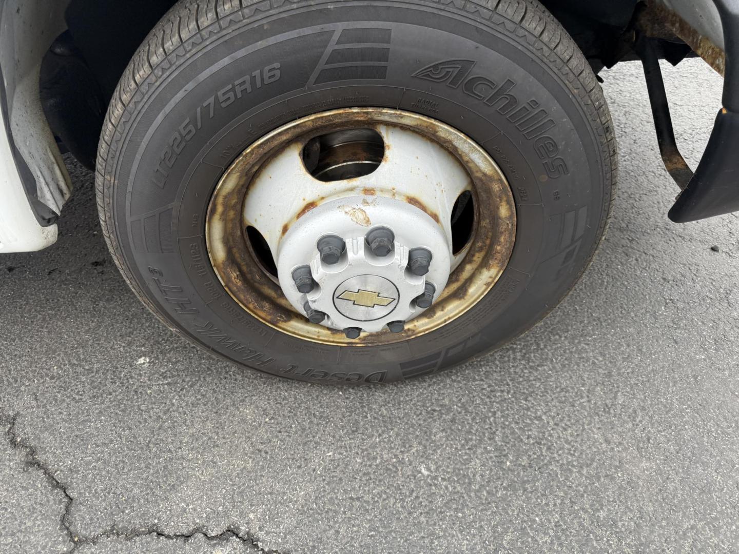 2015 White /Gray Chevrolet Express G3500 (1GB3G4CG0F1) with an 6.0L V8 OHV 16V FFV engine, 6A transmission, located at 11115 Chardon Rd. , Chardon, OH, 44024, (440) 214-9705, 41.580246, -81.241943 - ONE OWNER – 2015 Chevrolet Express 3500 Box Truck – Heavy-Duty Workhorse with Towing and Payload Power Get the job done with confidence in this rugged 2015 Chevrolet Express 3500 Box Truck. Powered by a reliable 6.0L Vortec V8 engine and paired with a smooth 6-speed automatic transmission, th - Photo#4