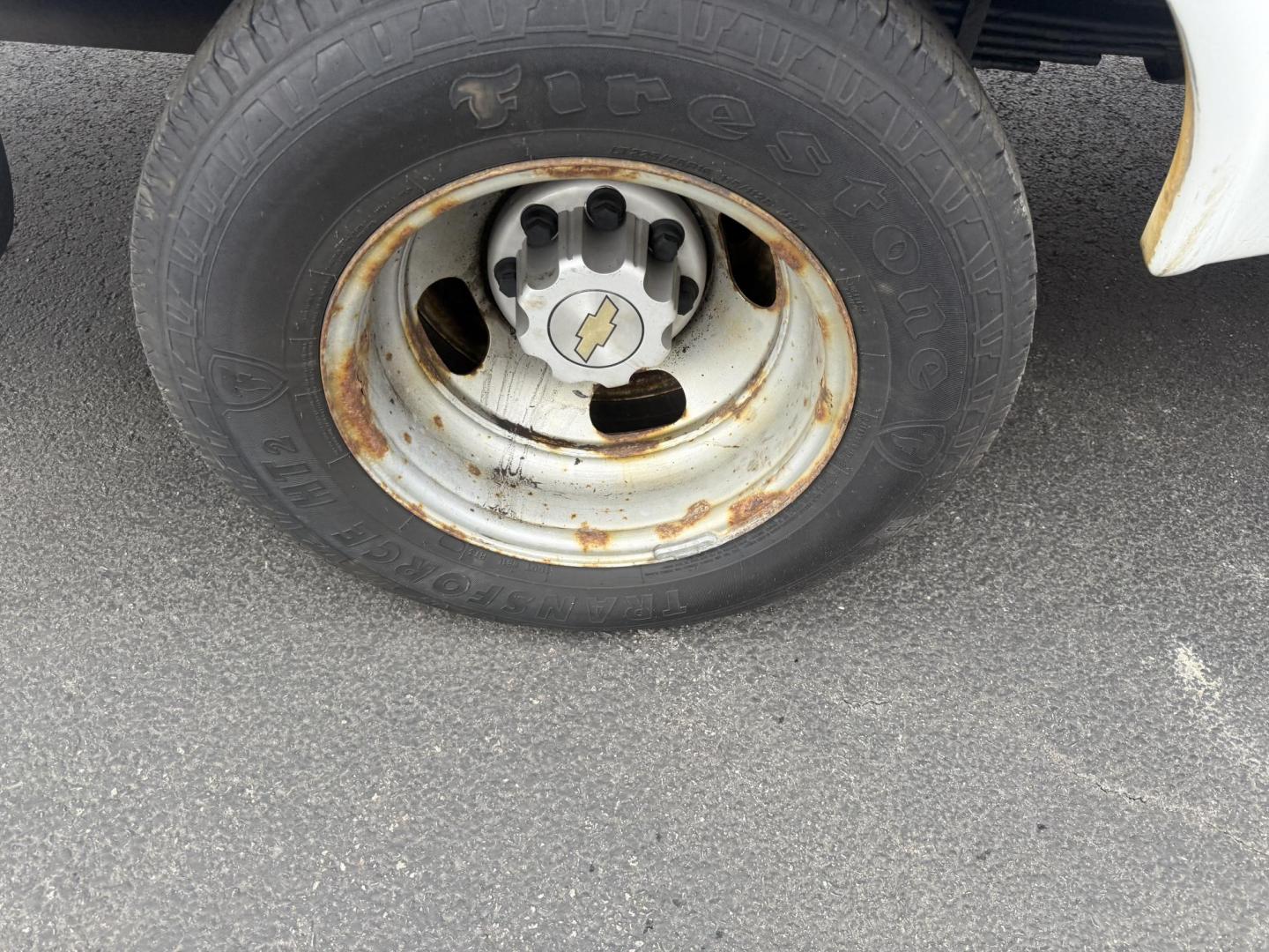 2015 White /Gray Chevrolet Express G3500 (1GB3G4CG0F1) with an 6.0L V8 OHV 16V FFV engine, 6A transmission, located at 11115 Chardon Rd. , Chardon, OH, 44024, (440) 214-9705, 41.580246, -81.241943 - ONE OWNER – 2015 Chevrolet Express 3500 Box Truck – Heavy-Duty Workhorse with Towing and Payload Power Get the job done with confidence in this rugged 2015 Chevrolet Express 3500 Box Truck. Powered by a reliable 6.0L Vortec V8 engine and paired with a smooth 6-speed automatic transmission, th - Photo#6