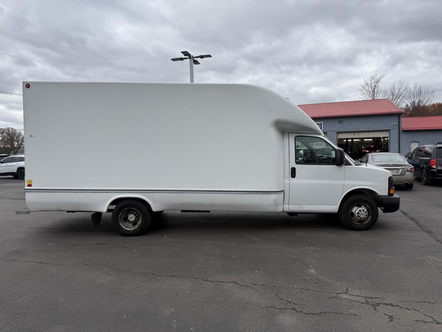 2015 White /Gray Chevrolet Express G3500 (1GB3G4CG0F1) with an 6.0L V8 OHV 16V FFV engine, 6A transmission, located at 11115 Chardon Rd. , Chardon, OH, 44024, (440) 214-9705, 41.580246, -81.241943 - ONE OWNER – 2015 Chevrolet Express 3500 Box Truck – Heavy-Duty Workhorse with Towing and Payload Power Get the job done with confidence in this rugged 2015 Chevrolet Express 3500 Box Truck. Powered by a reliable 6.0L Vortec V8 engine and paired with a smooth 6-speed automatic transmission, th - Photo#5