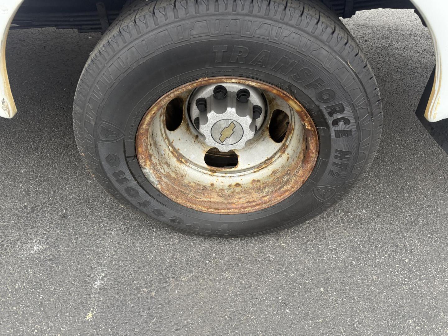 2015 White /Gray Chevrolet Express G3500 (1GB3G4CG0F1) with an 6.0L V8 OHV 16V FFV engine, 6A transmission, located at 11115 Chardon Rd. , Chardon, OH, 44024, (440) 214-9705, 41.580246, -81.241943 - ONE OWNER – 2015 Chevrolet Express 3500 Box Truck – Heavy-Duty Workhorse with Towing and Payload Power Get the job done with confidence in this rugged 2015 Chevrolet Express 3500 Box Truck. Powered by a reliable 6.0L Vortec V8 engine and paired with a smooth 6-speed automatic transmission, th - Photo#11