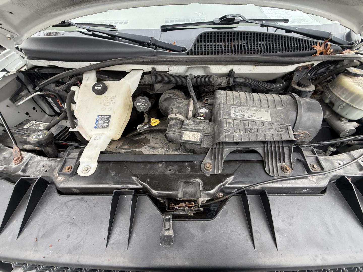 2015 White /Gray Chevrolet Express G3500 (1GB3G4CG0F1) with an 6.0L V8 OHV 16V FFV engine, 6A transmission, located at 11115 Chardon Rd. , Chardon, OH, 44024, (440) 214-9705, 41.580246, -81.241943 - ONE OWNER – 2015 Chevrolet Express 3500 Box Truck – Heavy-Duty Workhorse with Towing and Payload Power Get the job done with confidence in this rugged 2015 Chevrolet Express 3500 Box Truck. Powered by a reliable 6.0L Vortec V8 engine and paired with a smooth 6-speed automatic transmission, th - Photo#14