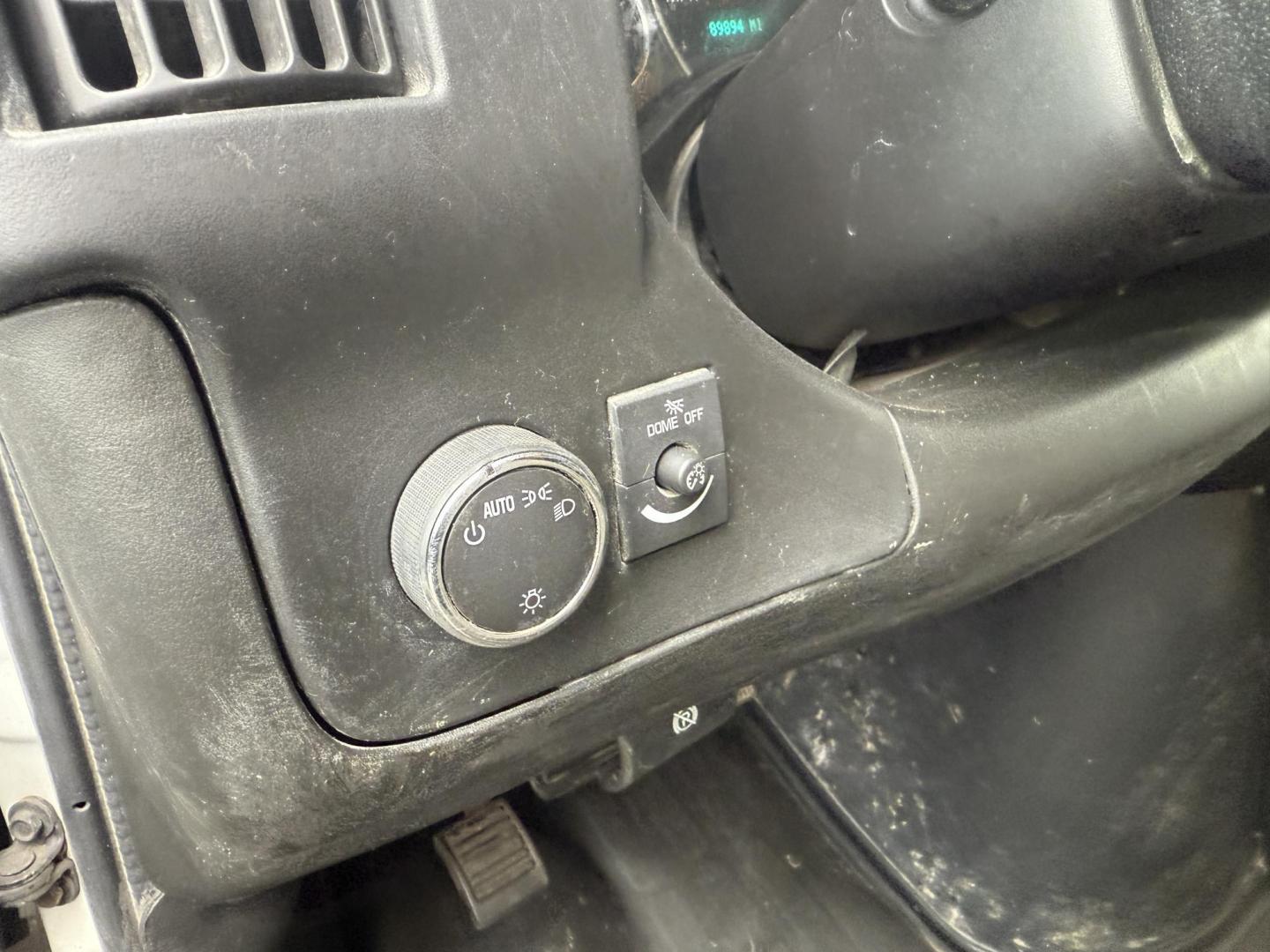 2015 White /Gray Chevrolet Express G3500 (1GB3G4CG0F1) with an 6.0L V8 OHV 16V FFV engine, 6A transmission, located at 11115 Chardon Rd. , Chardon, OH, 44024, (440) 214-9705, 41.580246, -81.241943 - ONE OWNER – 2015 Chevrolet Express 3500 Box Truck – Heavy-Duty Workhorse with Towing and Payload Power Get the job done with confidence in this rugged 2015 Chevrolet Express 3500 Box Truck. Powered by a reliable 6.0L Vortec V8 engine and paired with a smooth 6-speed automatic transmission, th - Photo#17