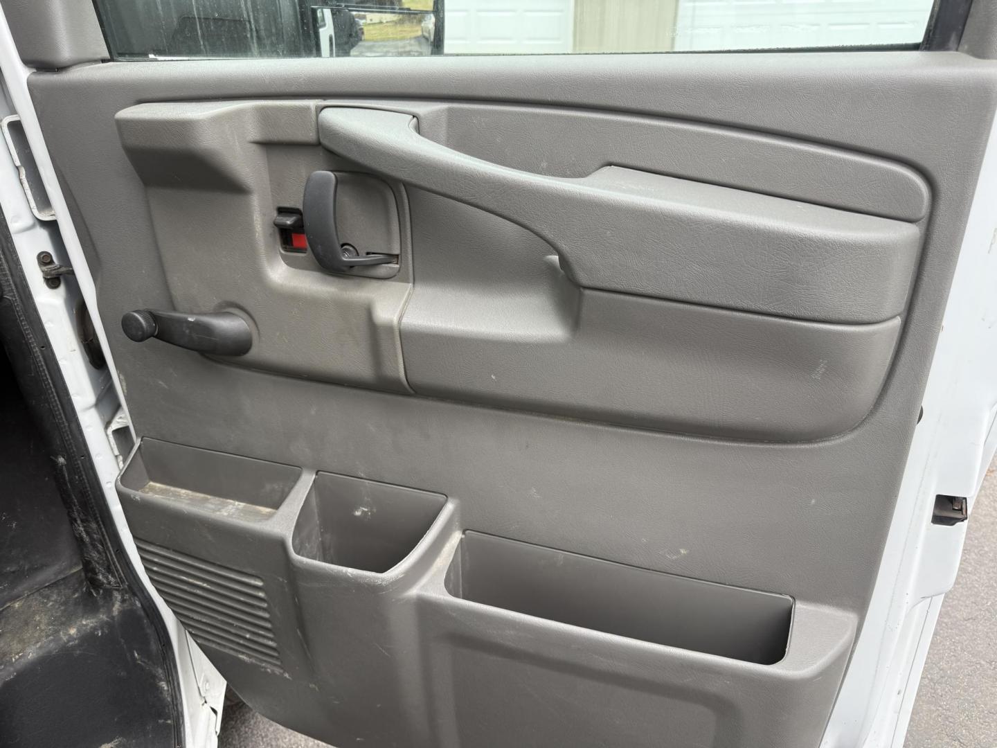 2015 White /Gray Chevrolet Express G3500 (1GB3G4CG0F1) with an 6.0L V8 OHV 16V FFV engine, 6A transmission, located at 11115 Chardon Rd. , Chardon, OH, 44024, (440) 214-9705, 41.580246, -81.241943 - ONE OWNER – 2015 Chevrolet Express 3500 Box Truck – Heavy-Duty Workhorse with Towing and Payload Power Get the job done with confidence in this rugged 2015 Chevrolet Express 3500 Box Truck. Powered by a reliable 6.0L Vortec V8 engine and paired with a smooth 6-speed automatic transmission, th - Photo#27