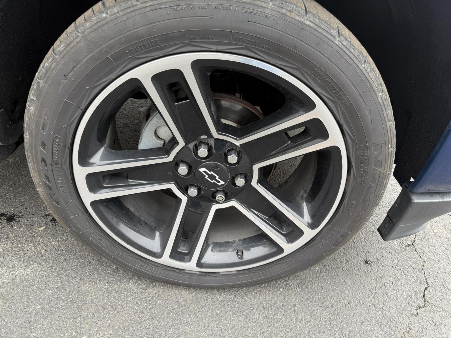 2018 Blue /Black Chevrolet Silverado 1500 LT Z71 Double Cab 4WD (1GCVKREC2JZ) with an 5.3L V8 OHV 16V engine, Automatic transmission, located at 547 E. Main St., Orwell, OH, 44076, (440) 437-5893, 41.535435, -80.847855 - 2018 Chevrolet Silverado 1500 LT Z71 Double Cab 4WD – Power, Luxury, and Off-Road Capability in One Bold Package Conquer any road or trail with this 2018 Chevrolet Silverado 1500 LT Z71 Double Cab 4WD. Under the hood, the formidable 5.3L EcoTec3 V8 engine pairs with a 6-speed automatic transmis - Photo#4