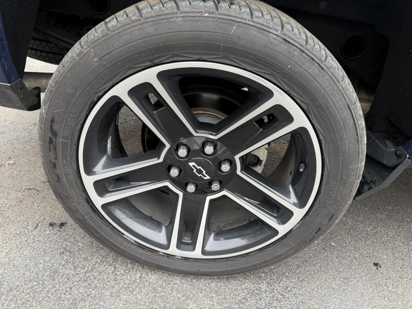 2018 Blue /Black Chevrolet Silverado 1500 LT Z71 Double Cab 4WD (1GCVKREC2JZ) with an 5.3L V8 OHV 16V engine, Automatic transmission, located at 547 E. Main St., Orwell, OH, 44076, (440) 437-5893, 41.535435, -80.847855 - 2018 Chevrolet Silverado 1500 LT Z71 Double Cab 4WD – Power, Luxury, and Off-Road Capability in One Bold Package Conquer any road or trail with this 2018 Chevrolet Silverado 1500 LT Z71 Double Cab 4WD. Under the hood, the formidable 5.3L EcoTec3 V8 engine pairs with a 6-speed automatic transmis - Photo#6