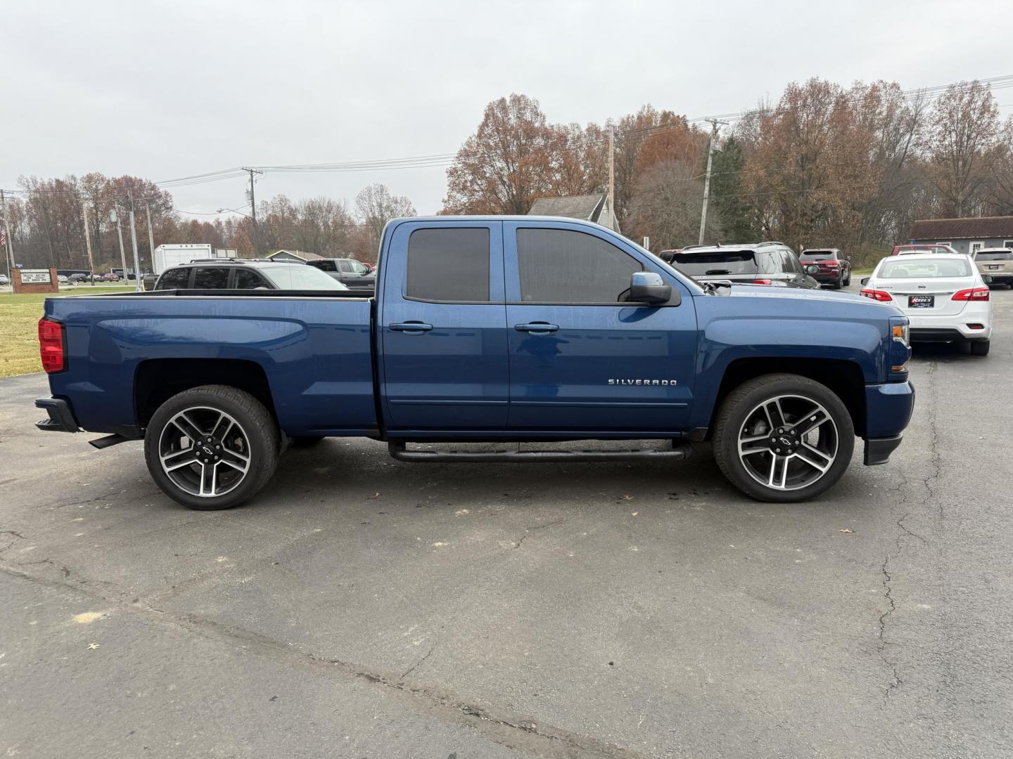 2018 Blue /Black Chevrolet Silverado 1500 LT Z71 Double Cab 4WD (1GCVKREC2JZ) with an 5.3L V8 OHV 16V engine, Automatic transmission, located at 547 E. Main St., Orwell, OH, 44076, (440) 437-5893, 41.535435, -80.847855 - 2018 Chevrolet Silverado 1500 LT Z71 Double Cab 4WD – Power, Luxury, and Off-Road Capability in One Bold Package Conquer any road or trail with this 2018 Chevrolet Silverado 1500 LT Z71 Double Cab 4WD. Under the hood, the formidable 5.3L EcoTec3 V8 engine pairs with a 6-speed automatic transmis - Photo#5