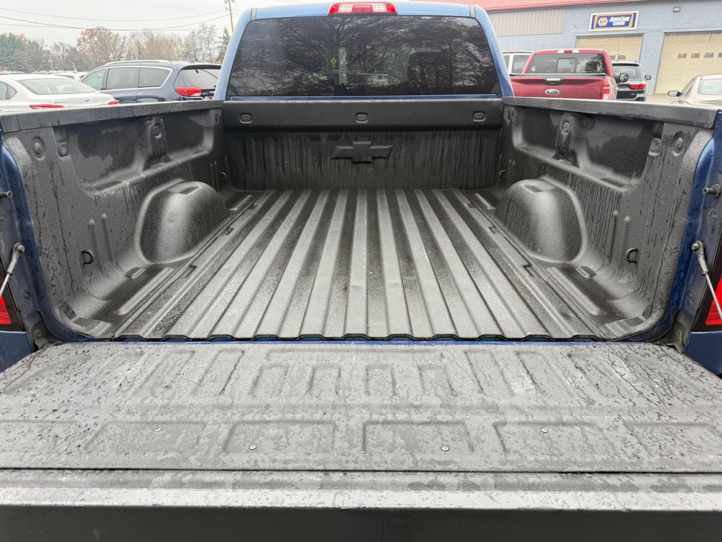 2018 Blue /Black Chevrolet Silverado 1500 LT Z71 Double Cab 4WD (1GCVKREC2JZ) with an 5.3L V8 OHV 16V engine, Automatic transmission, located at 547 E. Main St., Orwell, OH, 44076, (440) 437-5893, 41.535435, -80.847855 - 2018 Chevrolet Silverado 1500 LT Z71 Double Cab 4WD – Power, Luxury, and Off-Road Capability in One Bold Package Conquer any road or trail with this 2018 Chevrolet Silverado 1500 LT Z71 Double Cab 4WD. Under the hood, the formidable 5.3L EcoTec3 V8 engine pairs with a 6-speed automatic transmis - Photo#8