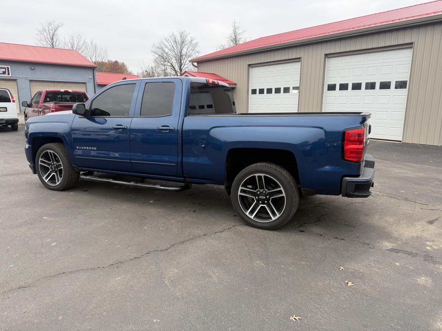 2018 Blue /Black Chevrolet Silverado 1500 LT Z71 Double Cab 4WD (1GCVKREC2JZ) with an 5.3L V8 OHV 16V engine, Automatic transmission, located at 547 E. Main St., Orwell, OH, 44076, (440) 437-5893, 41.535435, -80.847855 - 2018 Chevrolet Silverado 1500 LT Z71 Double Cab 4WD – Power, Luxury, and Off-Road Capability in One Bold Package Conquer any road or trail with this 2018 Chevrolet Silverado 1500 LT Z71 Double Cab 4WD. Under the hood, the formidable 5.3L EcoTec3 V8 engine pairs with a 6-speed automatic transmis - Photo#10