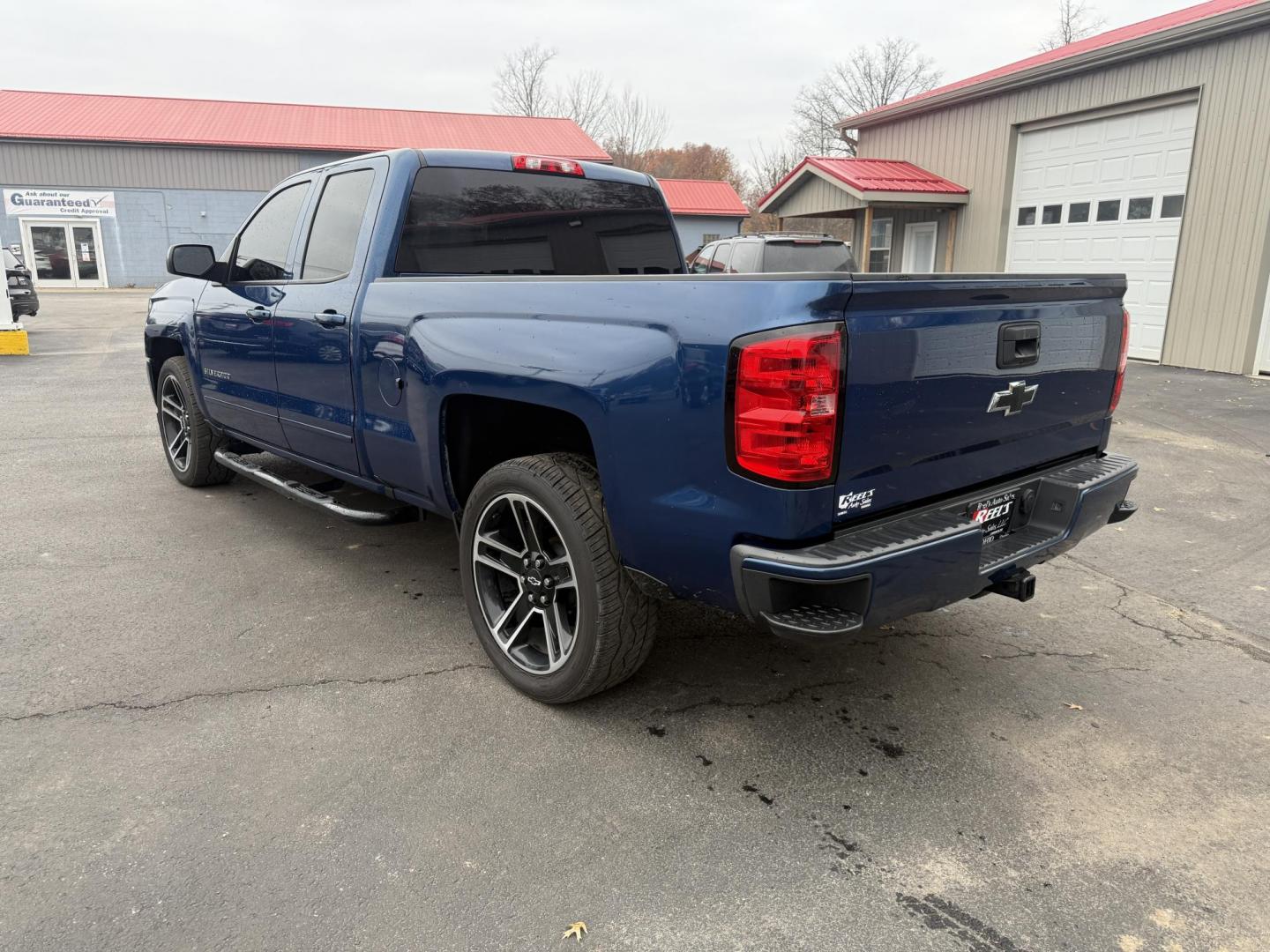 2018 Blue /Black Chevrolet Silverado 1500 LT Z71 Double Cab 4WD (1GCVKREC2JZ) with an 5.3L V8 OHV 16V engine, Automatic transmission, located at 547 E. Main St., Orwell, OH, 44076, (440) 437-5893, 41.535435, -80.847855 - 2018 Chevrolet Silverado 1500 LT Z71 Double Cab 4WD – Power, Luxury, and Off-Road Capability in One Bold Package Conquer any road or trail with this 2018 Chevrolet Silverado 1500 LT Z71 Double Cab 4WD. Under the hood, the formidable 5.3L EcoTec3 V8 engine pairs with a 6-speed automatic transmis - Photo#9