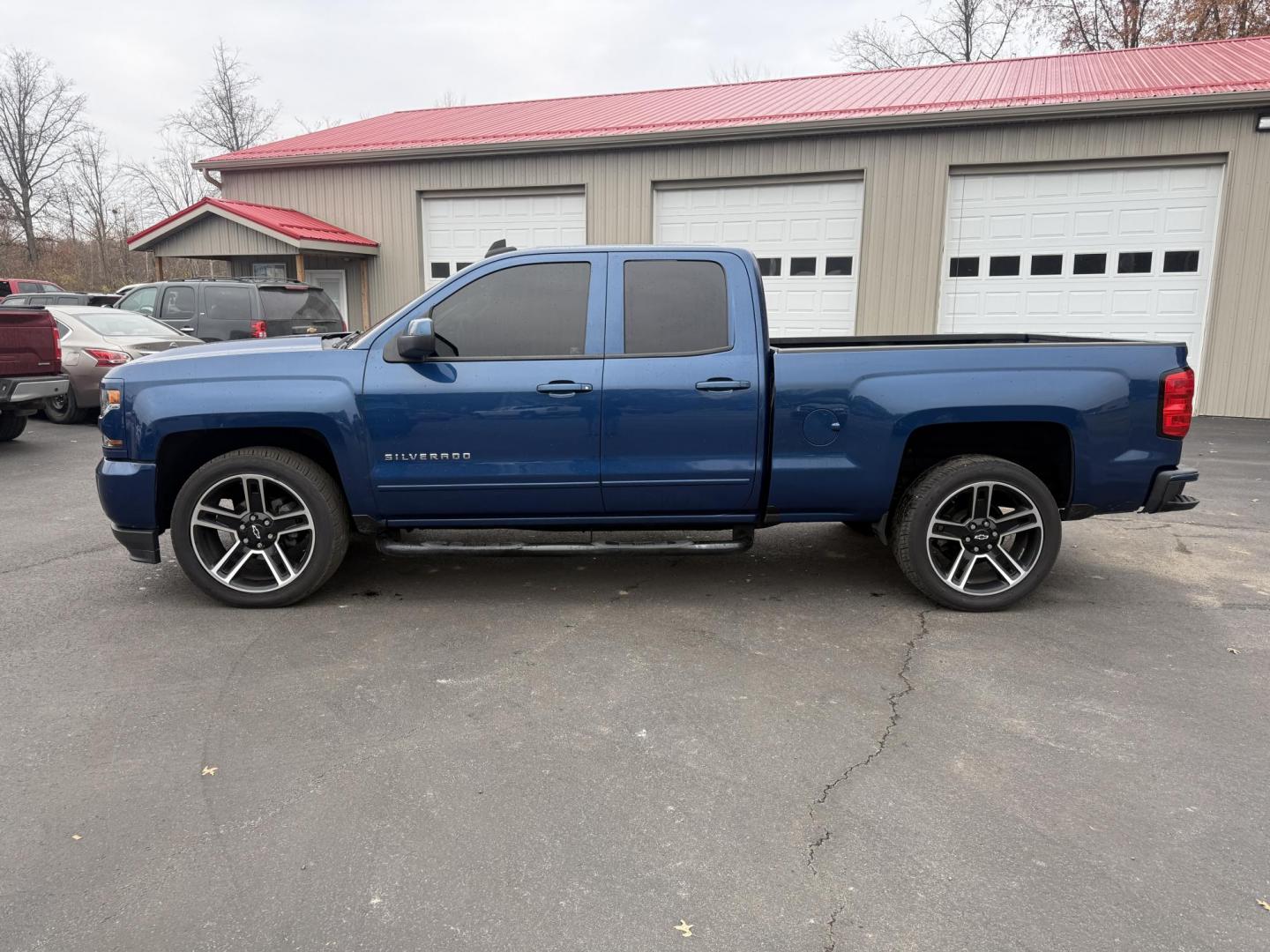 2018 Blue /Black Chevrolet Silverado 1500 LT Z71 Double Cab 4WD (1GCVKREC2JZ) with an 5.3L V8 OHV 16V engine, Automatic transmission, located at 547 E. Main St., Orwell, OH, 44076, (440) 437-5893, 41.535435, -80.847855 - 2018 Chevrolet Silverado 1500 LT Z71 Double Cab 4WD – Power, Luxury, and Off-Road Capability in One Bold Package Conquer any road or trail with this 2018 Chevrolet Silverado 1500 LT Z71 Double Cab 4WD. Under the hood, the formidable 5.3L EcoTec3 V8 engine pairs with a 6-speed automatic transmis - Photo#12