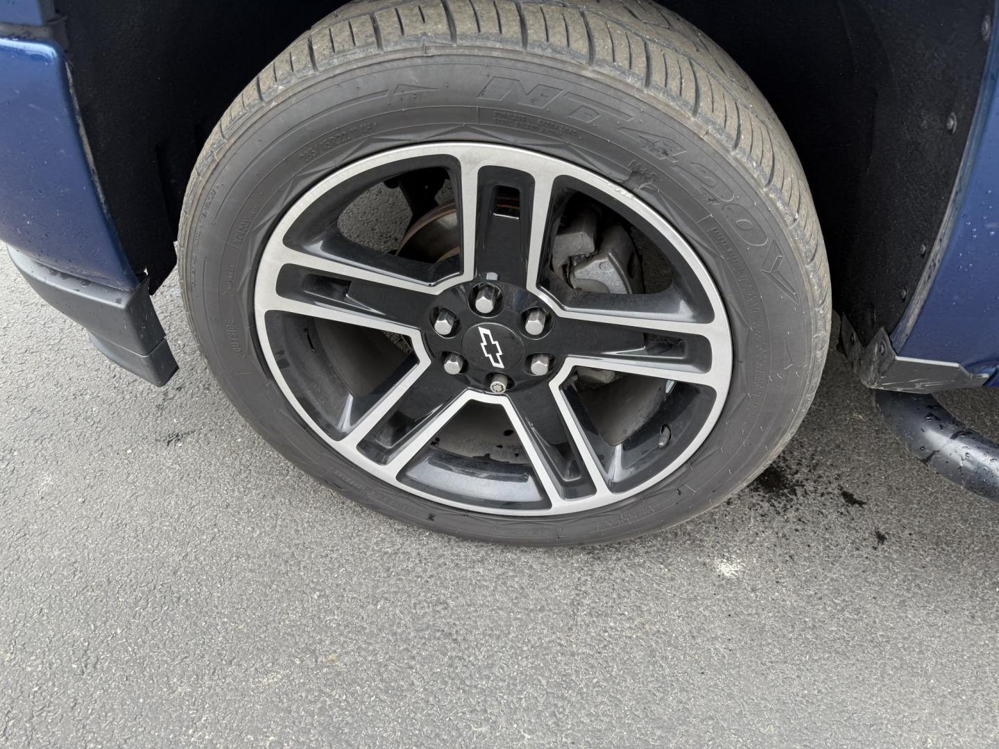 2018 Blue /Black Chevrolet Silverado 1500 LT Z71 Double Cab 4WD (1GCVKREC2JZ) with an 5.3L V8 OHV 16V engine, Automatic transmission, located at 547 E. Main St., Orwell, OH, 44076, (440) 437-5893, 41.535435, -80.847855 - 2018 Chevrolet Silverado 1500 LT Z71 Double Cab 4WD – Power, Luxury, and Off-Road Capability in One Bold Package Conquer any road or trail with this 2018 Chevrolet Silverado 1500 LT Z71 Double Cab 4WD. Under the hood, the formidable 5.3L EcoTec3 V8 engine pairs with a 6-speed automatic transmis - Photo#13