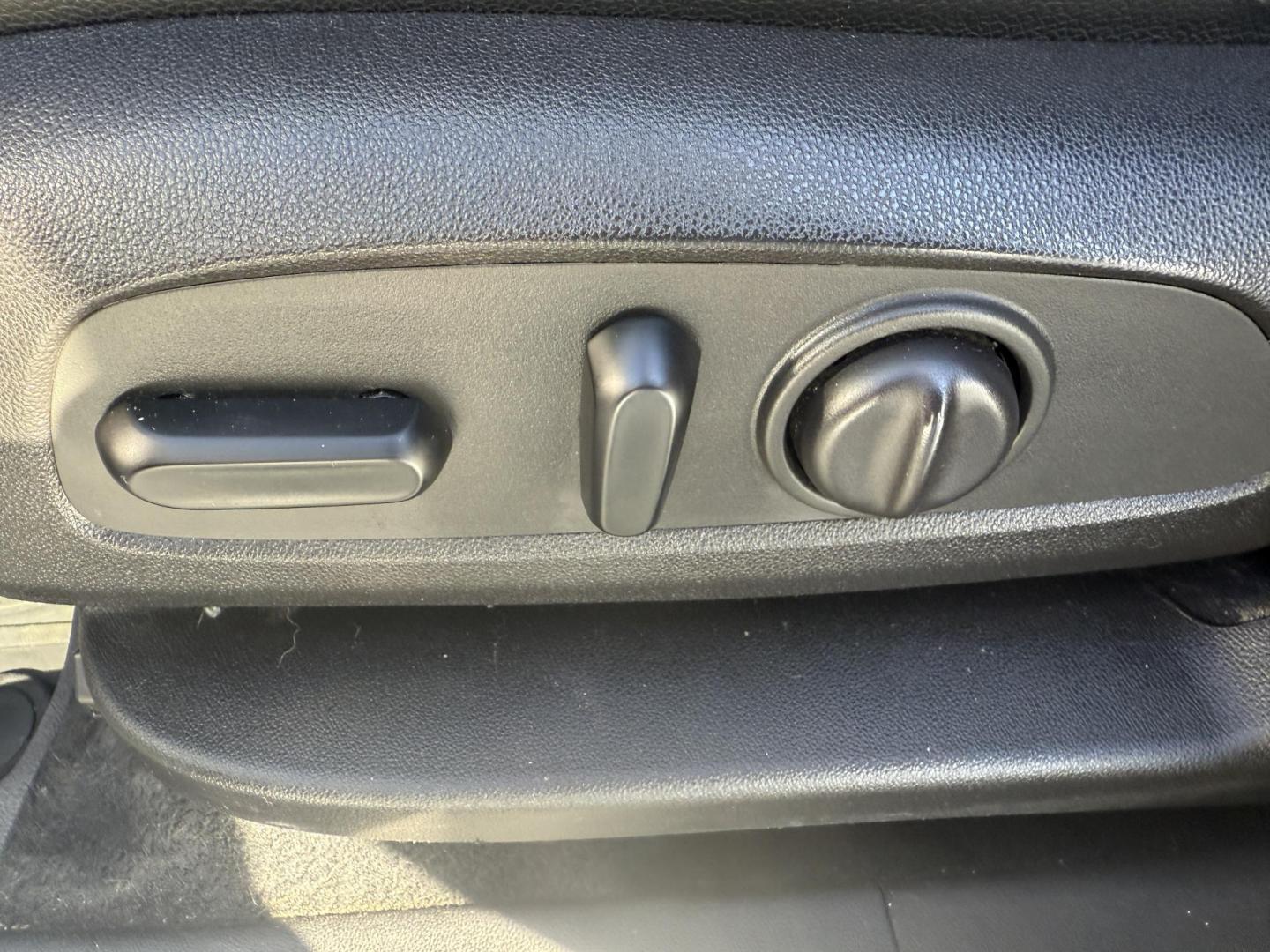 2018 White /Black Chevrolet Equinox Premier AWD (3GNAXVEVXJL) with an 1.5L I4 DIR DOHC 16V TURBO engine, Automatic transmission, located at 11115 Chardon Rd. , Chardon, OH, 44024, (440) 214-9705, 41.580246, -81.241943 - One Owner --- 2018 Chevrolet Equinox Premier AWD – Luxurious Comfort, Advanced Safety, and Unmatched Efficiency Experience the perfect combination of style, safety, and technology with this 2018 Chevrolet Equinox Premier AWD. Powered by a fuel-efficient 1.5L Turbocharged EcoTec I4 engine paired - Photo#19