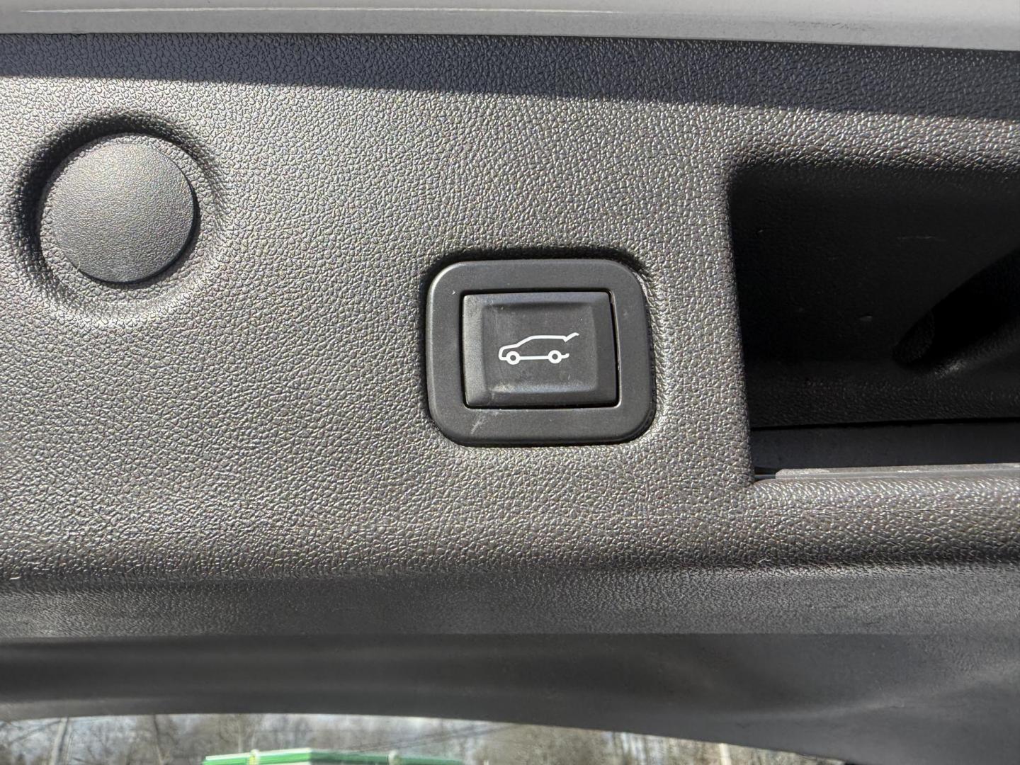 2018 White /Black Chevrolet Equinox Premier AWD (3GNAXVEVXJL) with an 1.5L I4 DIR DOHC 16V TURBO engine, Automatic transmission, located at 11115 Chardon Rd. , Chardon, OH, 44024, (440) 214-9705, 41.580246, -81.241943 - One Owner --- 2018 Chevrolet Equinox Premier AWD – Luxurious Comfort, Advanced Safety, and Unmatched Efficiency Experience the perfect combination of style, safety, and technology with this 2018 Chevrolet Equinox Premier AWD. Powered by a fuel-efficient 1.5L Turbocharged EcoTec I4 engine paired - Photo#46