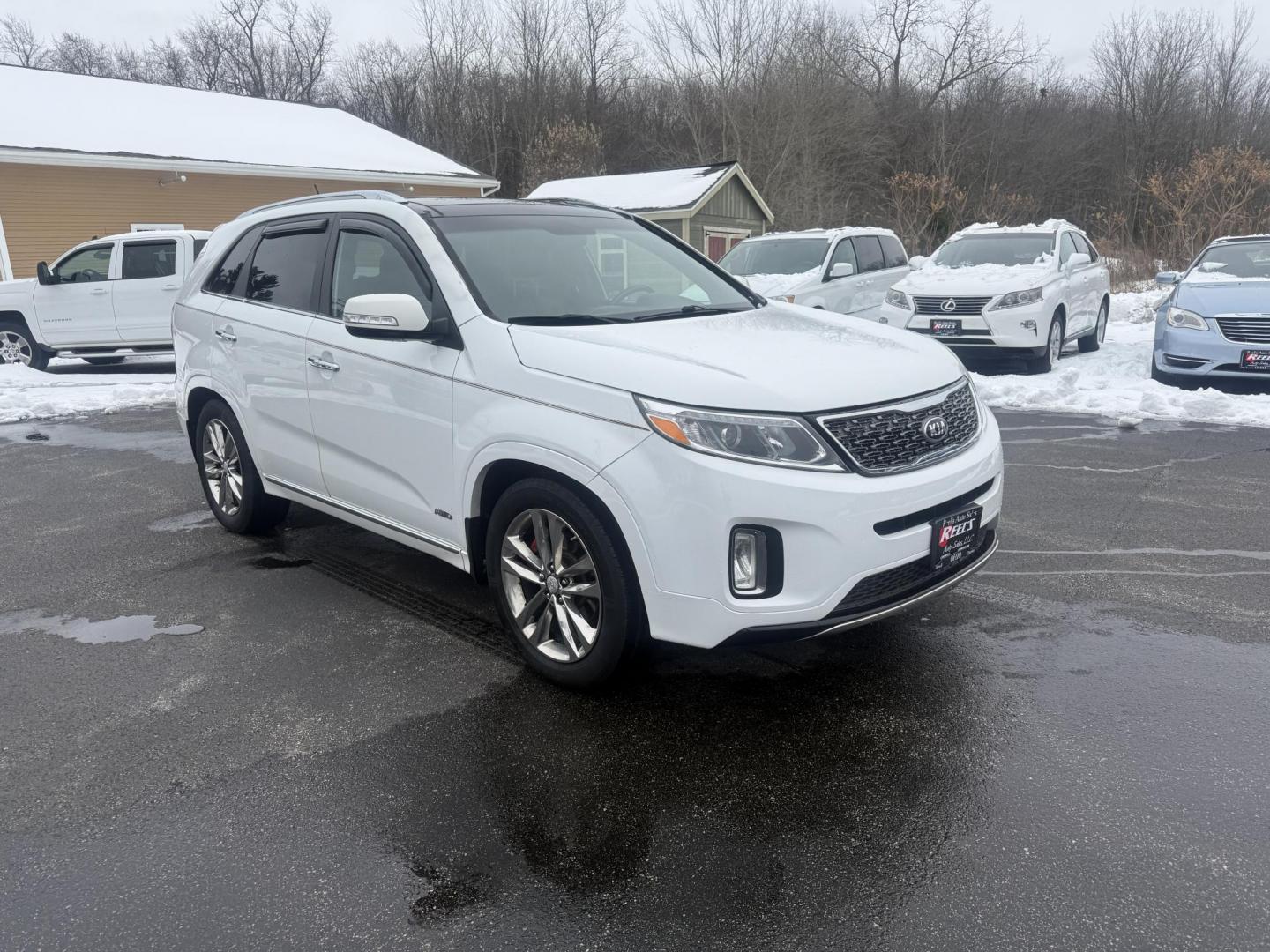 2014 White /Black Kia Sorento SX Limited V6 AWD (5XYKWDA77EG) with an 3.3L V6 DOHC 24V engine, Automatic transmission, located at 547 E. Main St., Orwell, OH, 44076, (440) 437-5893, 41.535435, -80.847855 - Photo#2