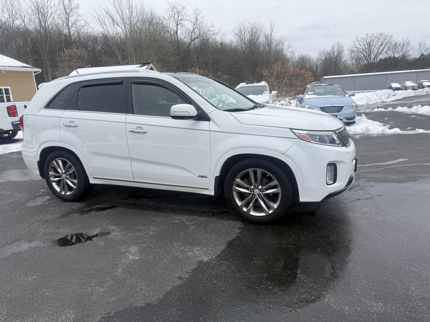 2014 White /Black Kia Sorento SX Limited V6 AWD (5XYKWDA77EG) with an 3.3L V6 DOHC 24V engine, Automatic transmission, located at 547 E. Main St., Orwell, OH, 44076, (440) 437-5893, 41.535435, -80.847855 - Photo#3