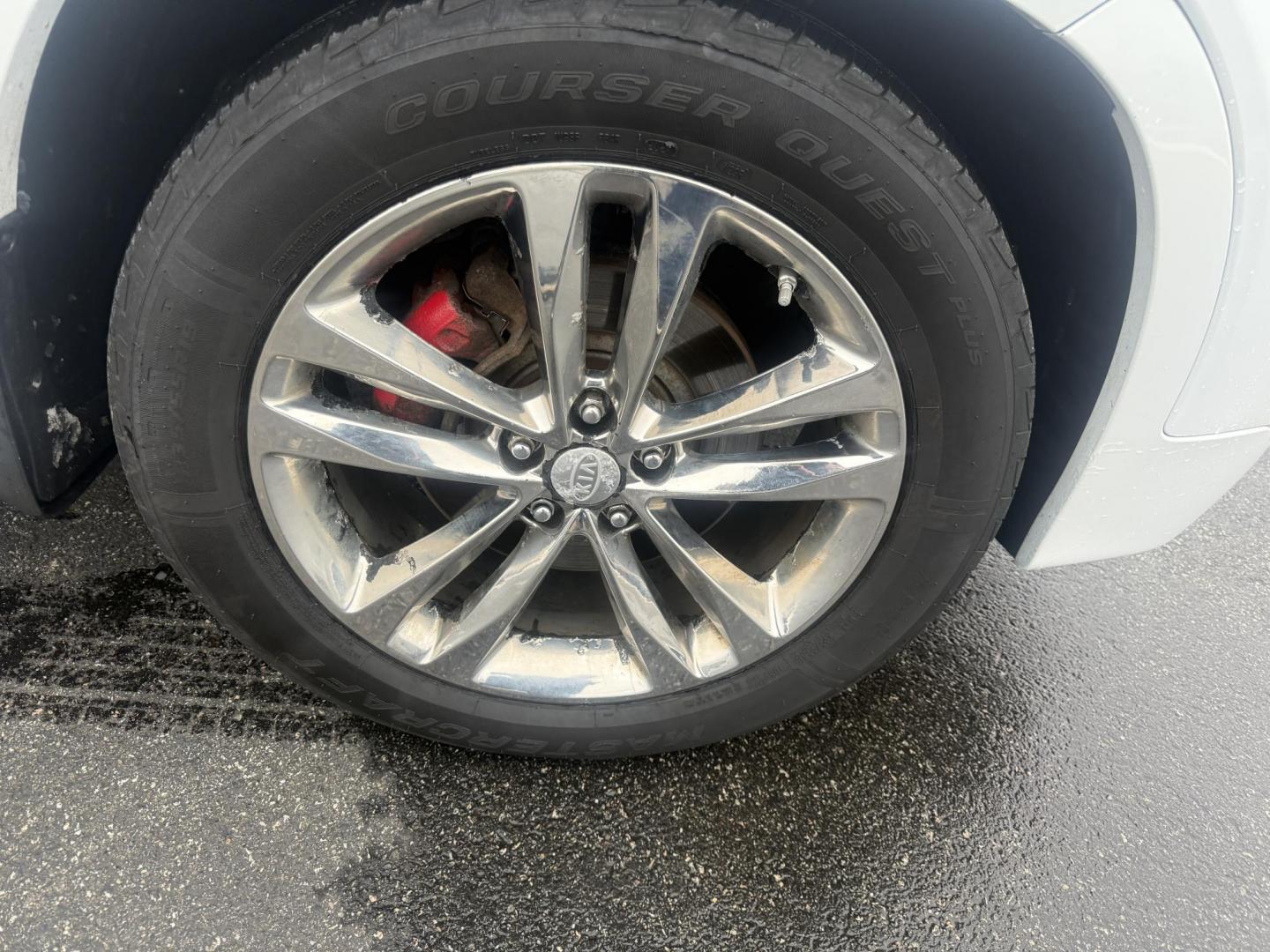 2014 White /Black Kia Sorento SX Limited V6 AWD (5XYKWDA77EG) with an 3.3L V6 DOHC 24V engine, Automatic transmission, located at 547 E. Main St., Orwell, OH, 44076, (440) 437-5893, 41.535435, -80.847855 - Photo#4