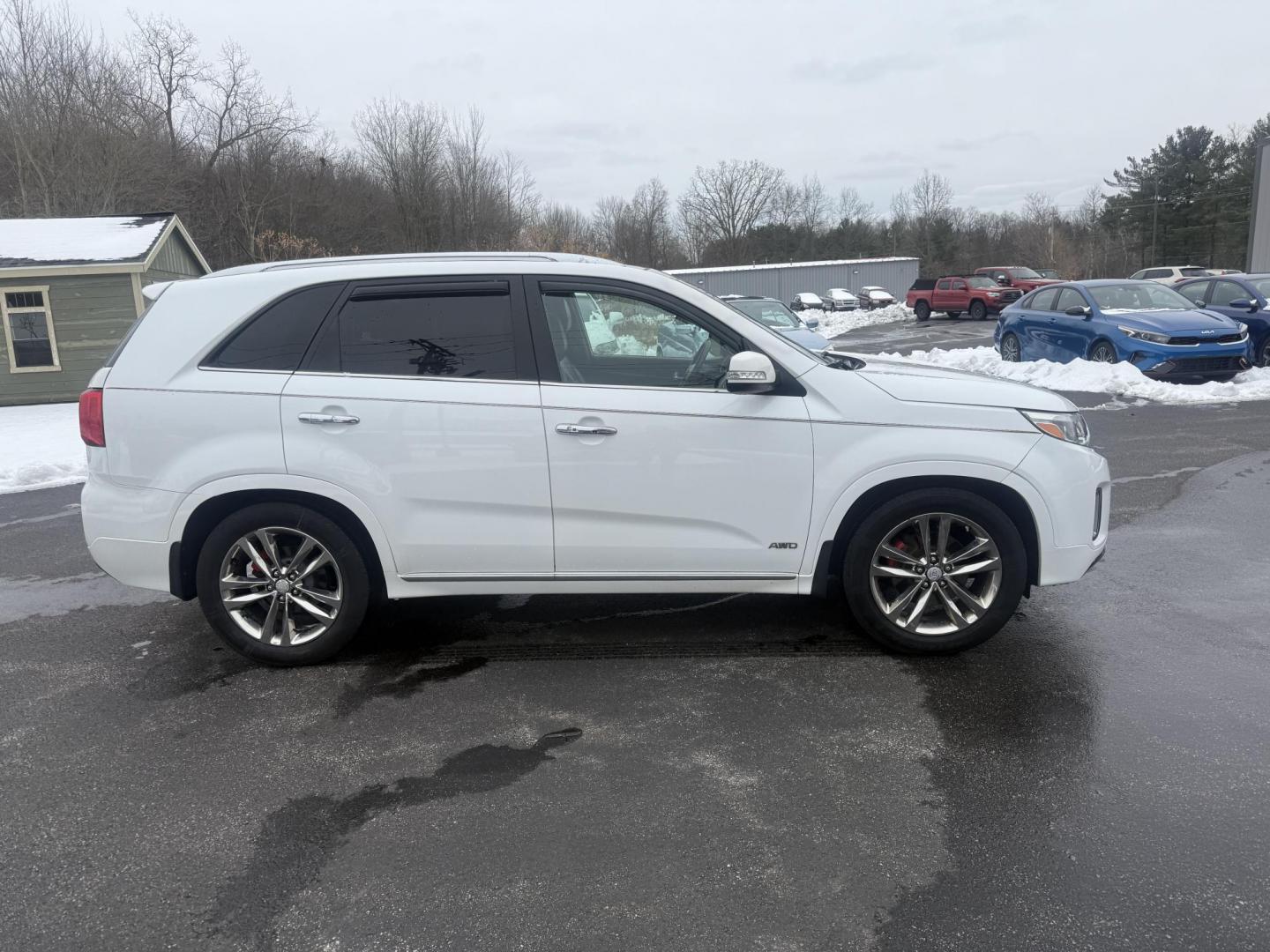 2014 White /Black Kia Sorento SX Limited V6 AWD (5XYKWDA77EG) with an 3.3L V6 DOHC 24V engine, Automatic transmission, located at 547 E. Main St., Orwell, OH, 44076, (440) 437-5893, 41.535435, -80.847855 - Photo#5
