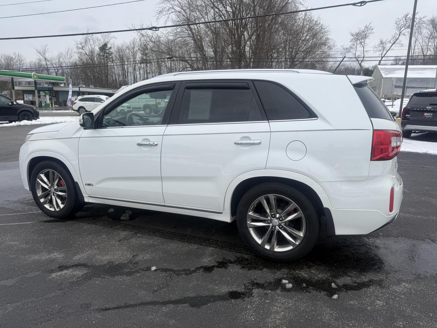 2014 White /Black Kia Sorento SX Limited V6 AWD (5XYKWDA77EG) with an 3.3L V6 DOHC 24V engine, Automatic transmission, located at 547 E. Main St., Orwell, OH, 44076, (440) 437-5893, 41.535435, -80.847855 - Photo#11
