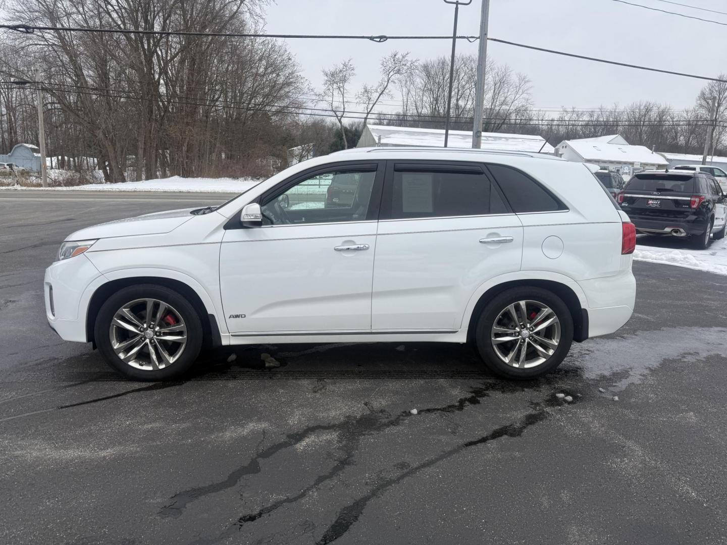2014 White /Black Kia Sorento SX Limited V6 AWD (5XYKWDA77EG) with an 3.3L V6 DOHC 24V engine, Automatic transmission, located at 547 E. Main St., Orwell, OH, 44076, (440) 437-5893, 41.535435, -80.847855 - Photo#13