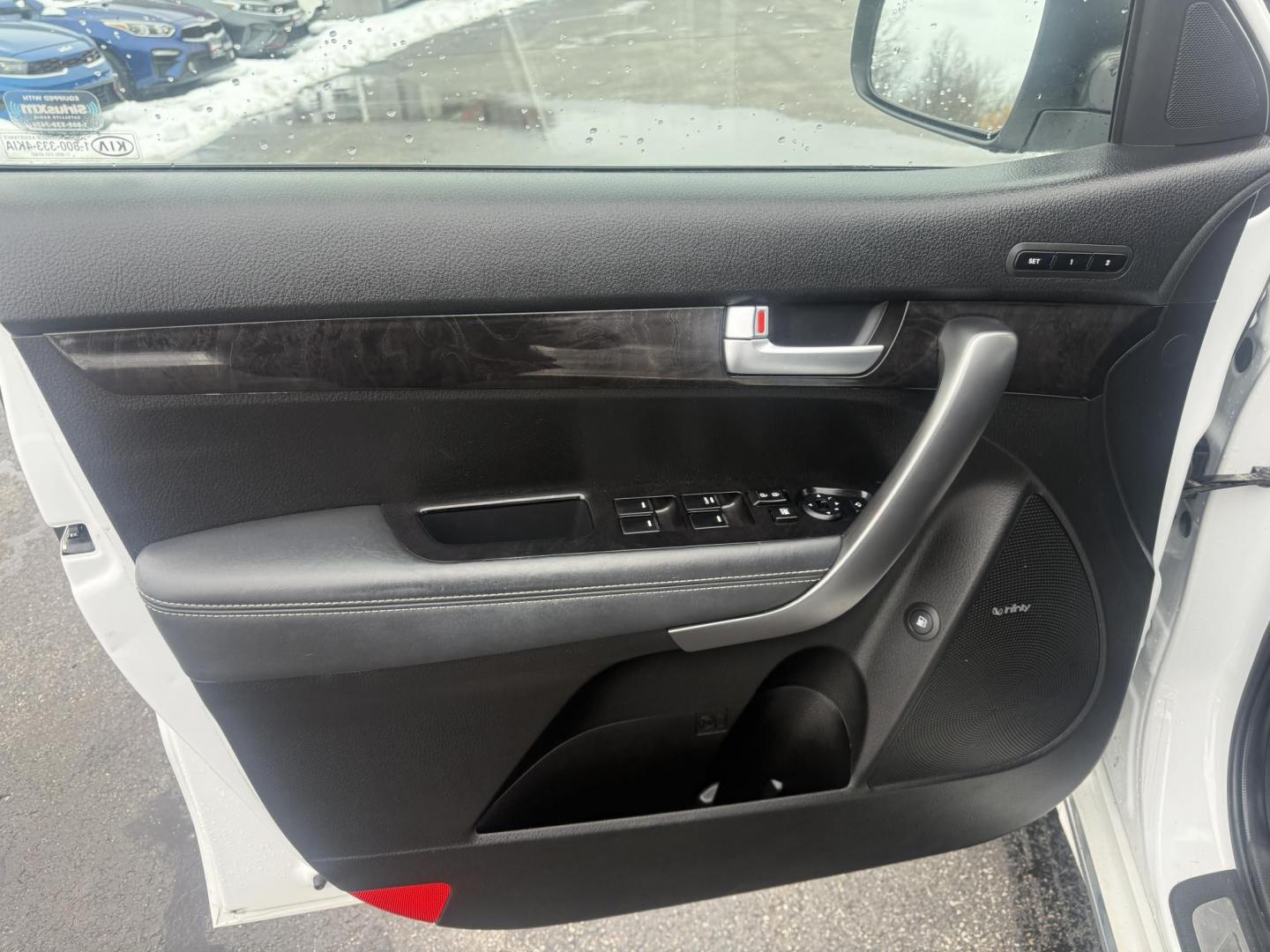 2014 White /Black Kia Sorento SX Limited V6 AWD (5XYKWDA77EG) with an 3.3L V6 DOHC 24V engine, Automatic transmission, located at 547 E. Main St., Orwell, OH, 44076, (440) 437-5893, 41.535435, -80.847855 - Photo#17