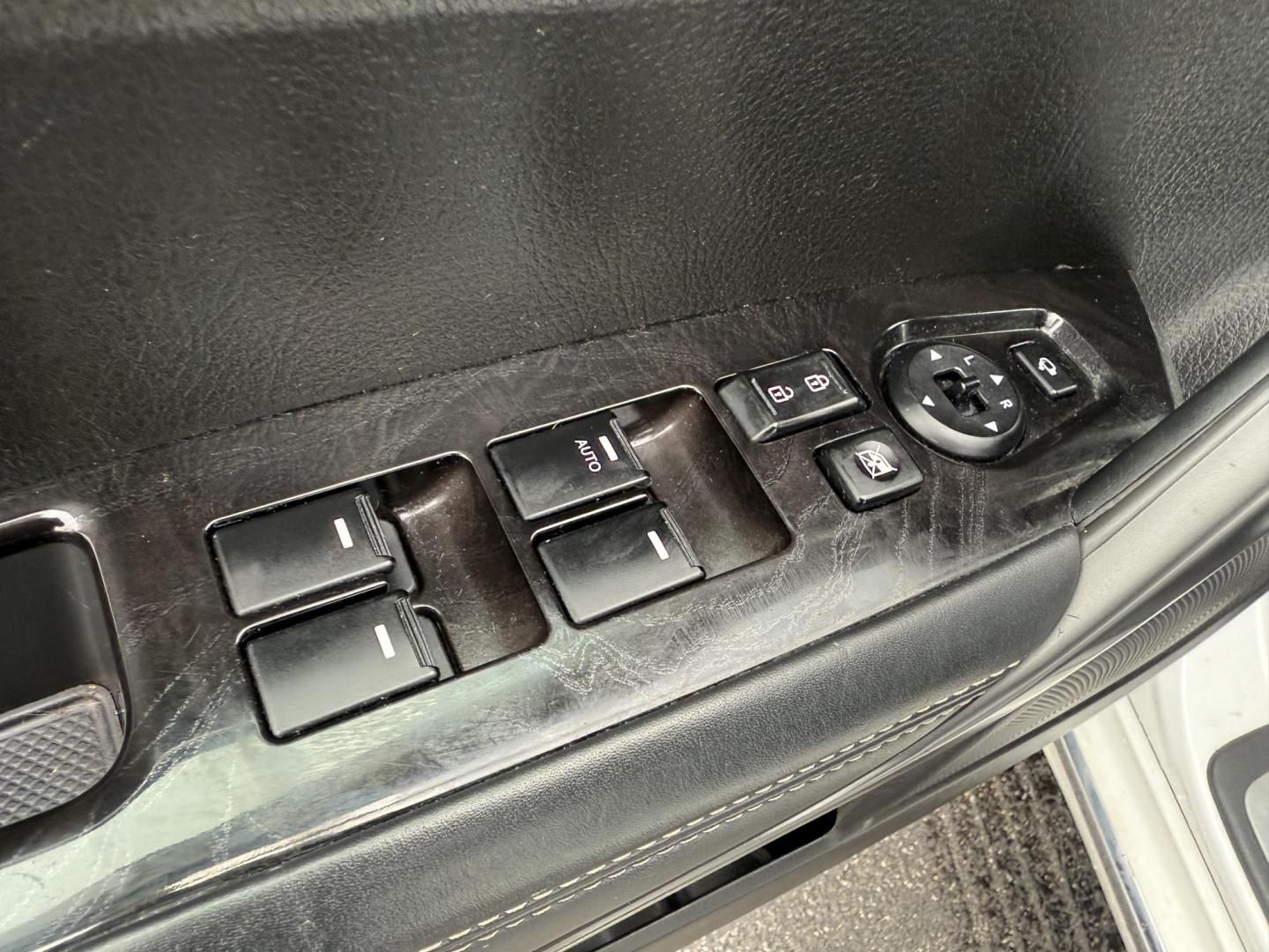 2014 White /Black Kia Sorento SX Limited V6 AWD (5XYKWDA77EG) with an 3.3L V6 DOHC 24V engine, Automatic transmission, located at 547 E. Main St., Orwell, OH, 44076, (440) 437-5893, 41.535435, -80.847855 - Photo#19