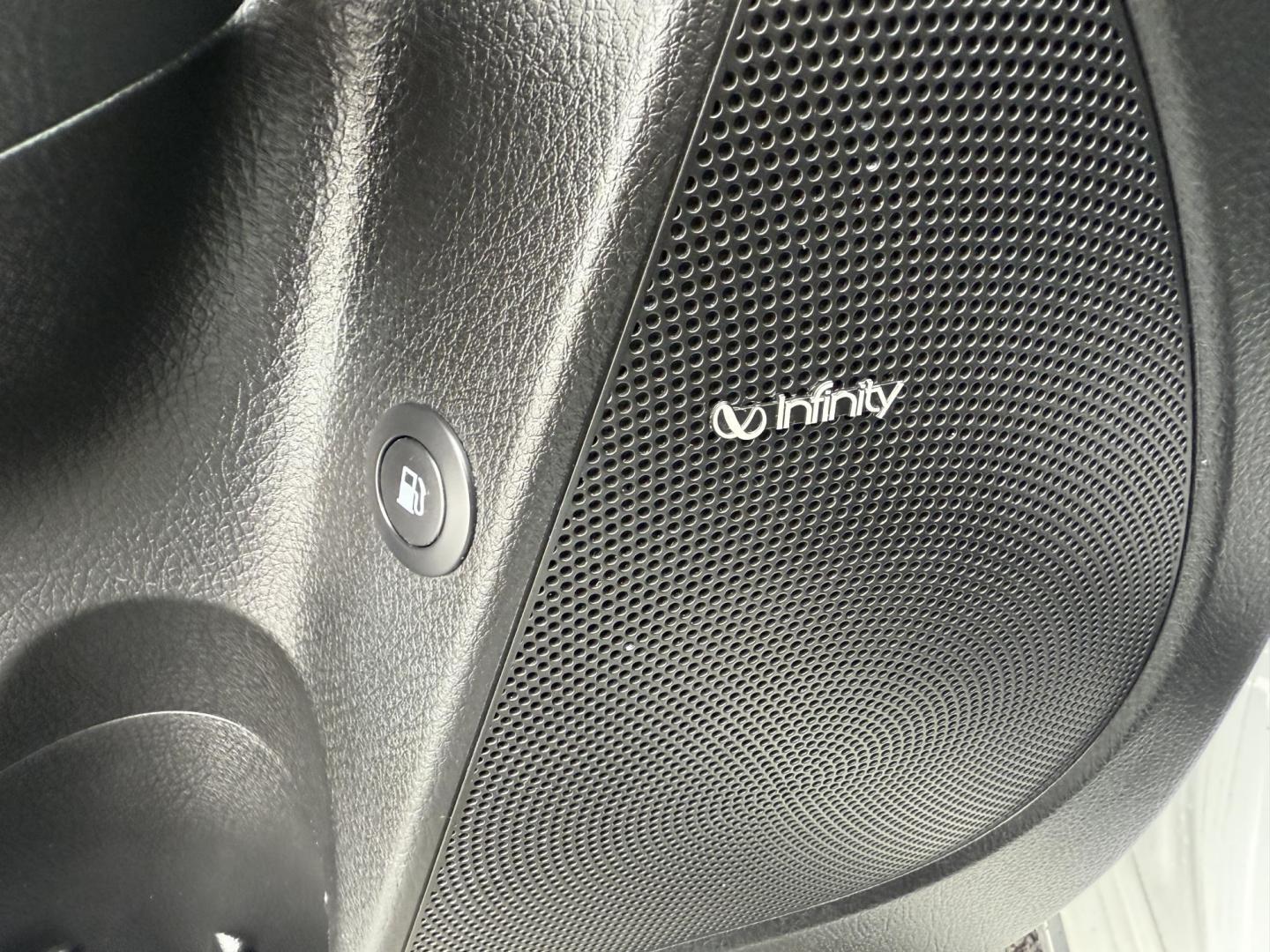 2014 White /Black Kia Sorento SX Limited V6 AWD (5XYKWDA77EG) with an 3.3L V6 DOHC 24V engine, Automatic transmission, located at 547 E. Main St., Orwell, OH, 44076, (440) 437-5893, 41.535435, -80.847855 - Photo#20