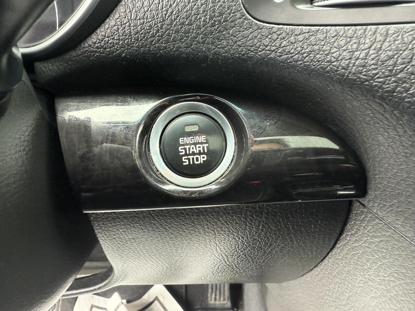 2014 White /Black Kia Sorento SX Limited V6 AWD (5XYKWDA77EG) with an 3.3L V6 DOHC 24V engine, Automatic transmission, located at 547 E. Main St., Orwell, OH, 44076, (440) 437-5893, 41.535435, -80.847855 - Photo#25