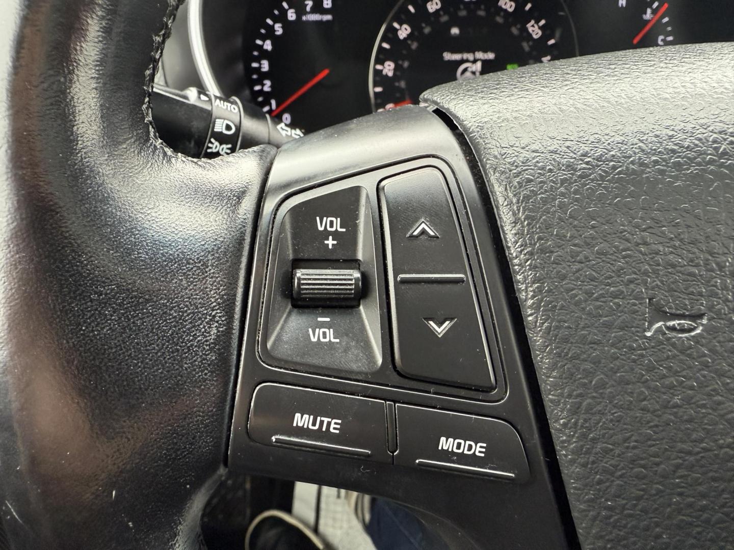 2014 White /Black Kia Sorento SX Limited V6 AWD (5XYKWDA77EG) with an 3.3L V6 DOHC 24V engine, Automatic transmission, located at 547 E. Main St., Orwell, OH, 44076, (440) 437-5893, 41.535435, -80.847855 - Photo#28