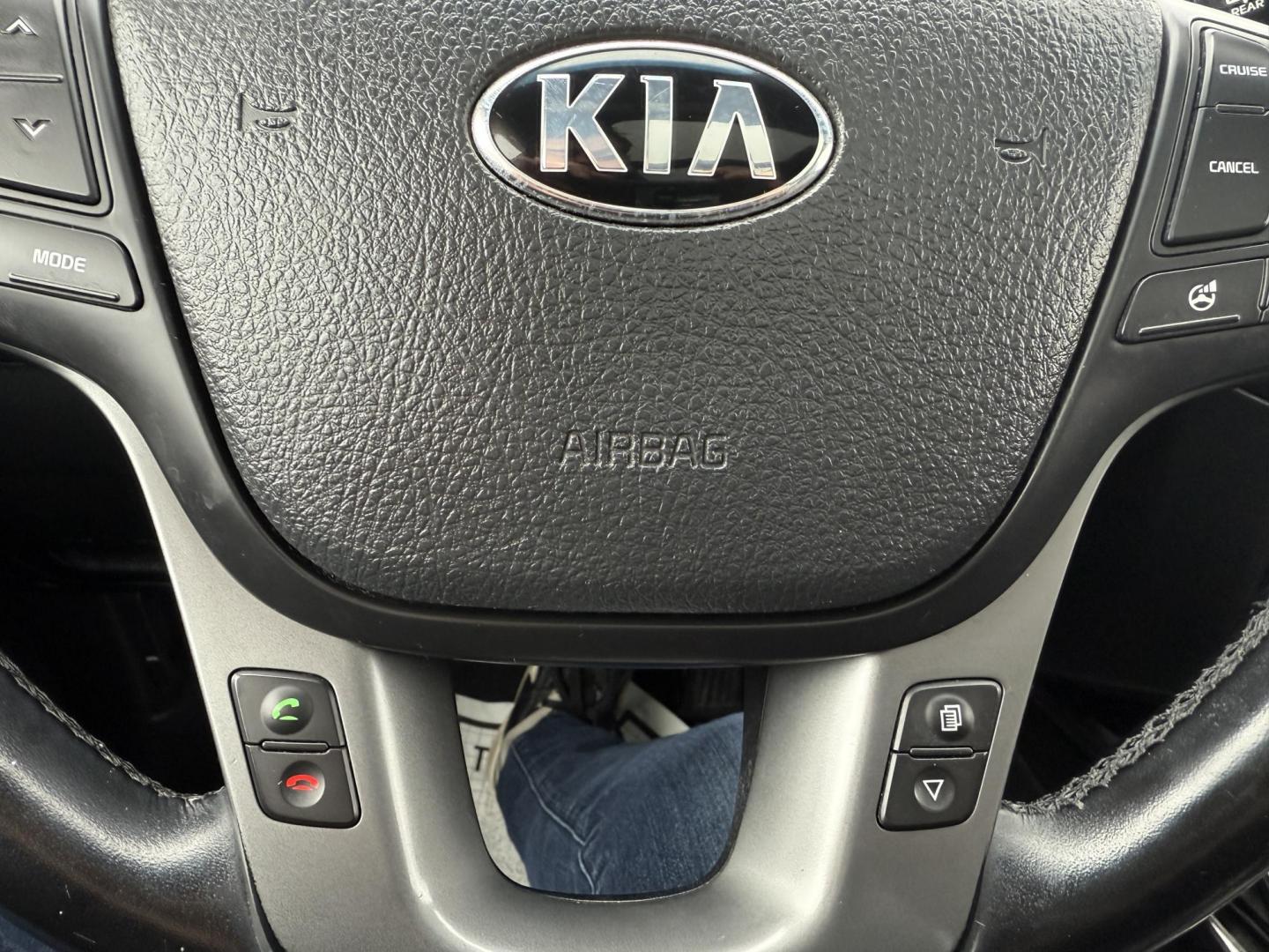 2014 White /Black Kia Sorento SX Limited V6 AWD (5XYKWDA77EG) with an 3.3L V6 DOHC 24V engine, Automatic transmission, located at 547 E. Main St., Orwell, OH, 44076, (440) 437-5893, 41.535435, -80.847855 - Photo#29