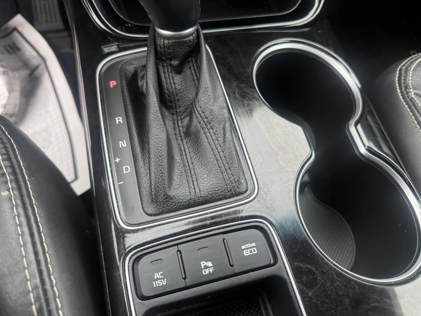 2014 White /Black Kia Sorento SX Limited V6 AWD (5XYKWDA77EG) with an 3.3L V6 DOHC 24V engine, Automatic transmission, located at 547 E. Main St., Orwell, OH, 44076, (440) 437-5893, 41.535435, -80.847855 - Photo#35