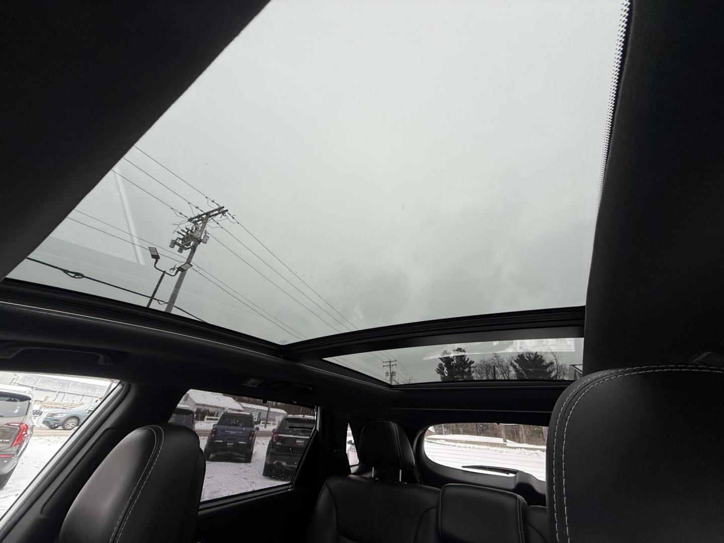 2014 White /Black Kia Sorento SX Limited V6 AWD (5XYKWDA77EG) with an 3.3L V6 DOHC 24V engine, Automatic transmission, located at 547 E. Main St., Orwell, OH, 44076, (440) 437-5893, 41.535435, -80.847855 - Photo#38