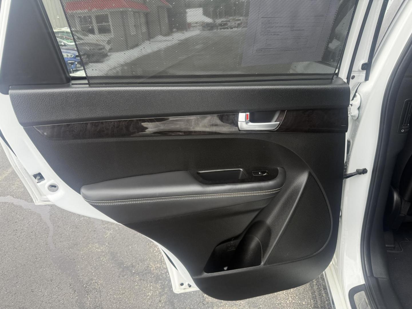 2014 White /Black Kia Sorento SX Limited V6 AWD (5XYKWDA77EG) with an 3.3L V6 DOHC 24V engine, Automatic transmission, located at 547 E. Main St., Orwell, OH, 44076, (440) 437-5893, 41.535435, -80.847855 - Photo#41