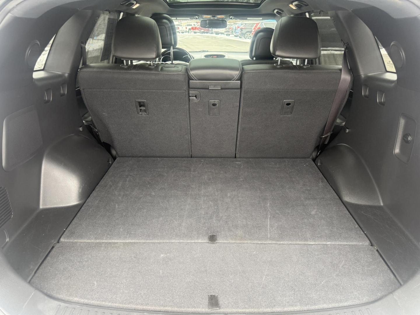 2014 White /Black Kia Sorento SX Limited V6 AWD (5XYKWDA77EG) with an 3.3L V6 DOHC 24V engine, Automatic transmission, located at 547 E. Main St., Orwell, OH, 44076, (440) 437-5893, 41.535435, -80.847855 - Photo#44