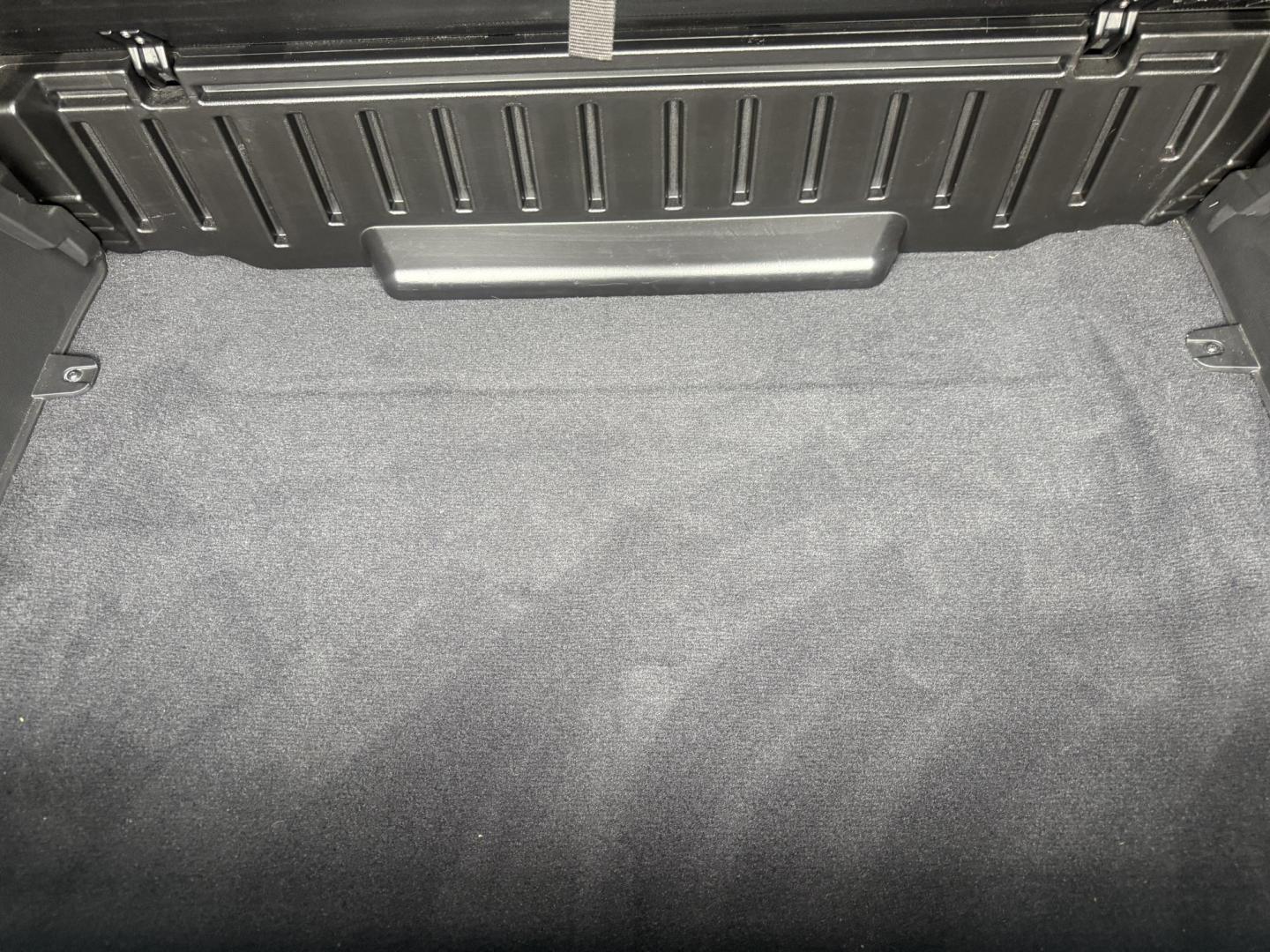 2014 White /Black Kia Sorento SX Limited V6 AWD (5XYKWDA77EG) with an 3.3L V6 DOHC 24V engine, Automatic transmission, located at 547 E. Main St., Orwell, OH, 44076, (440) 437-5893, 41.535435, -80.847855 - Photo#45